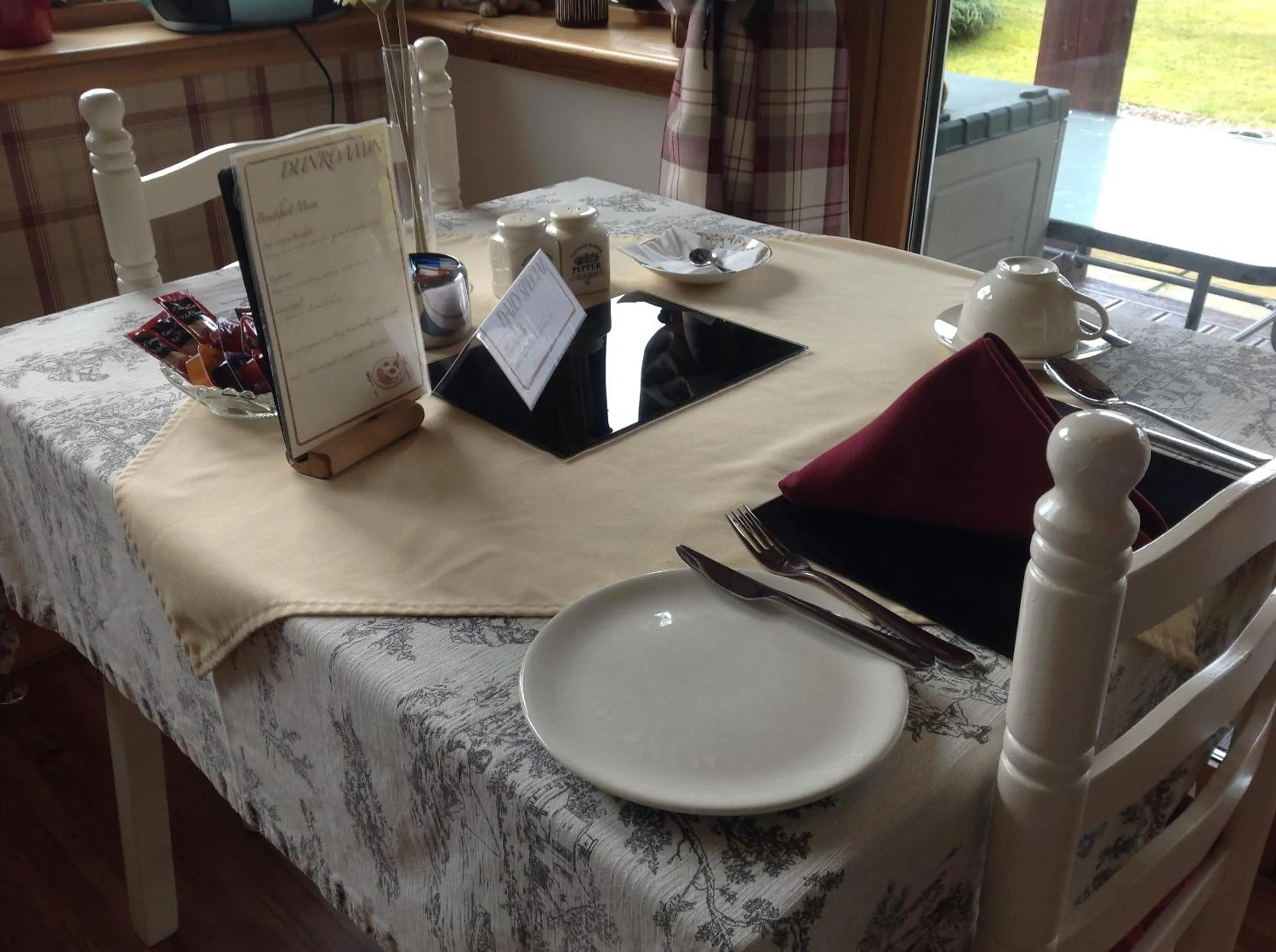 Dining area in Dunroamin Bed and Breakfast