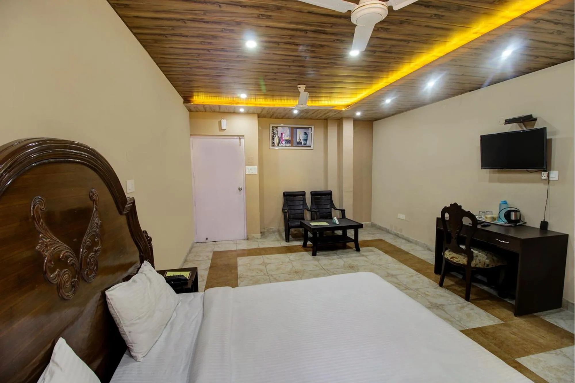 Living room, Bed in Hotel Pinjore Holiday Home