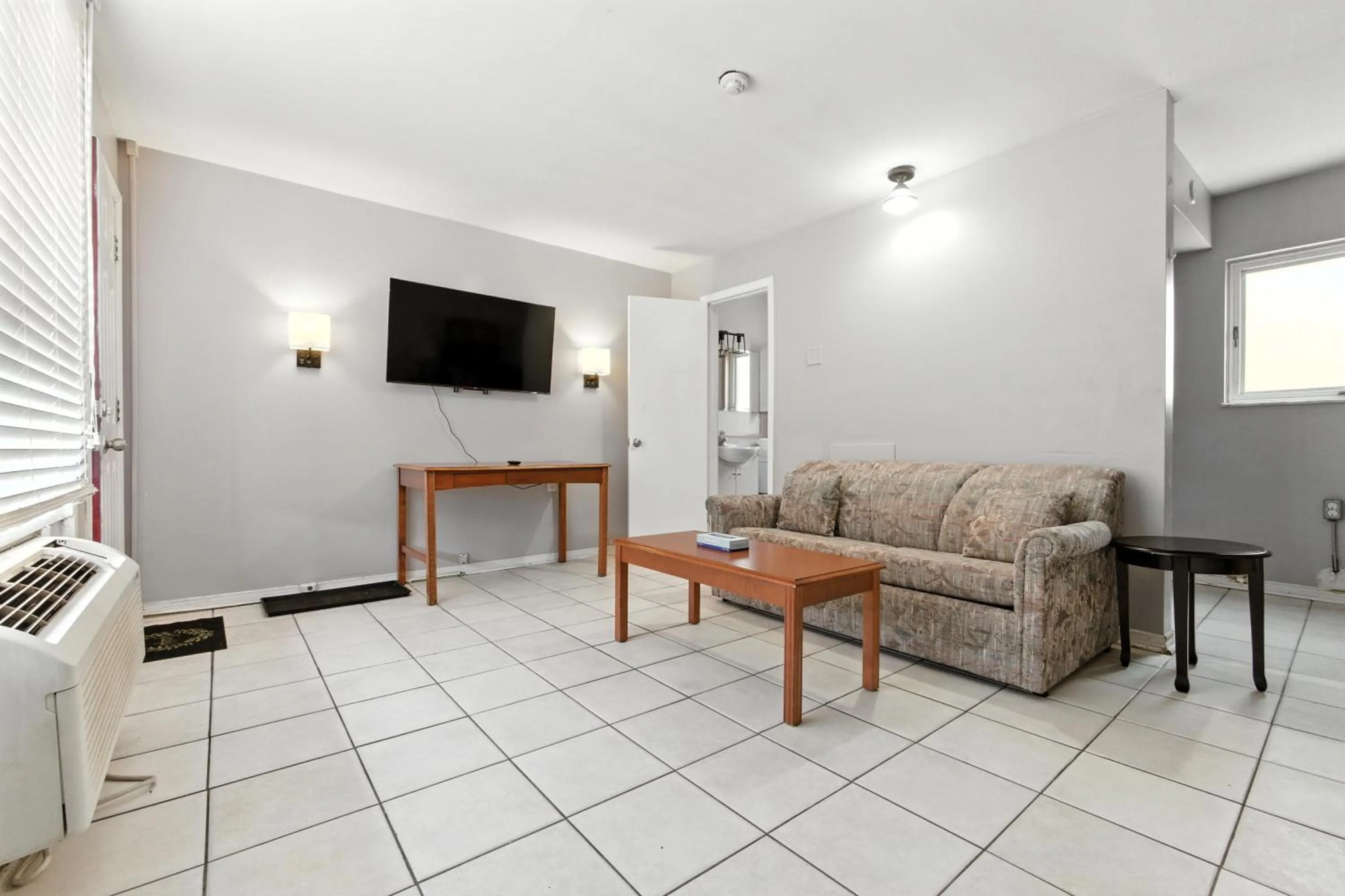 TV and multimedia in iCheck Inn Motel