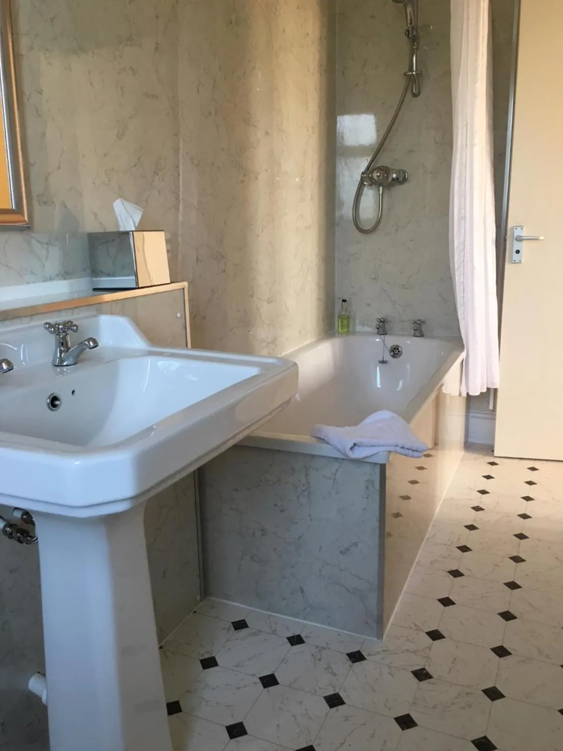 Bathroom in The Carre Arms Hotel & Restaurant