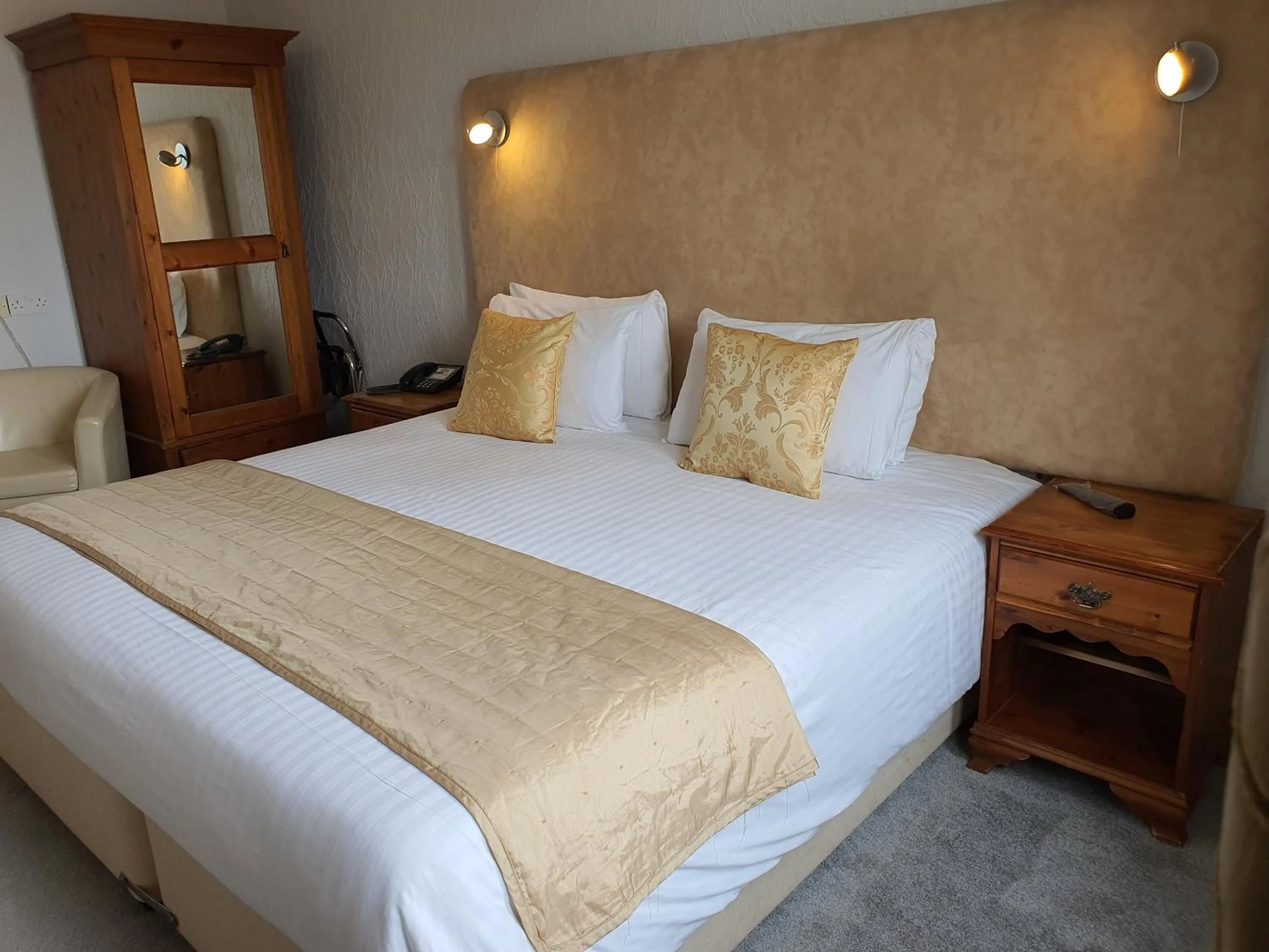 Bed in The Carre Arms Hotel & Restaurant