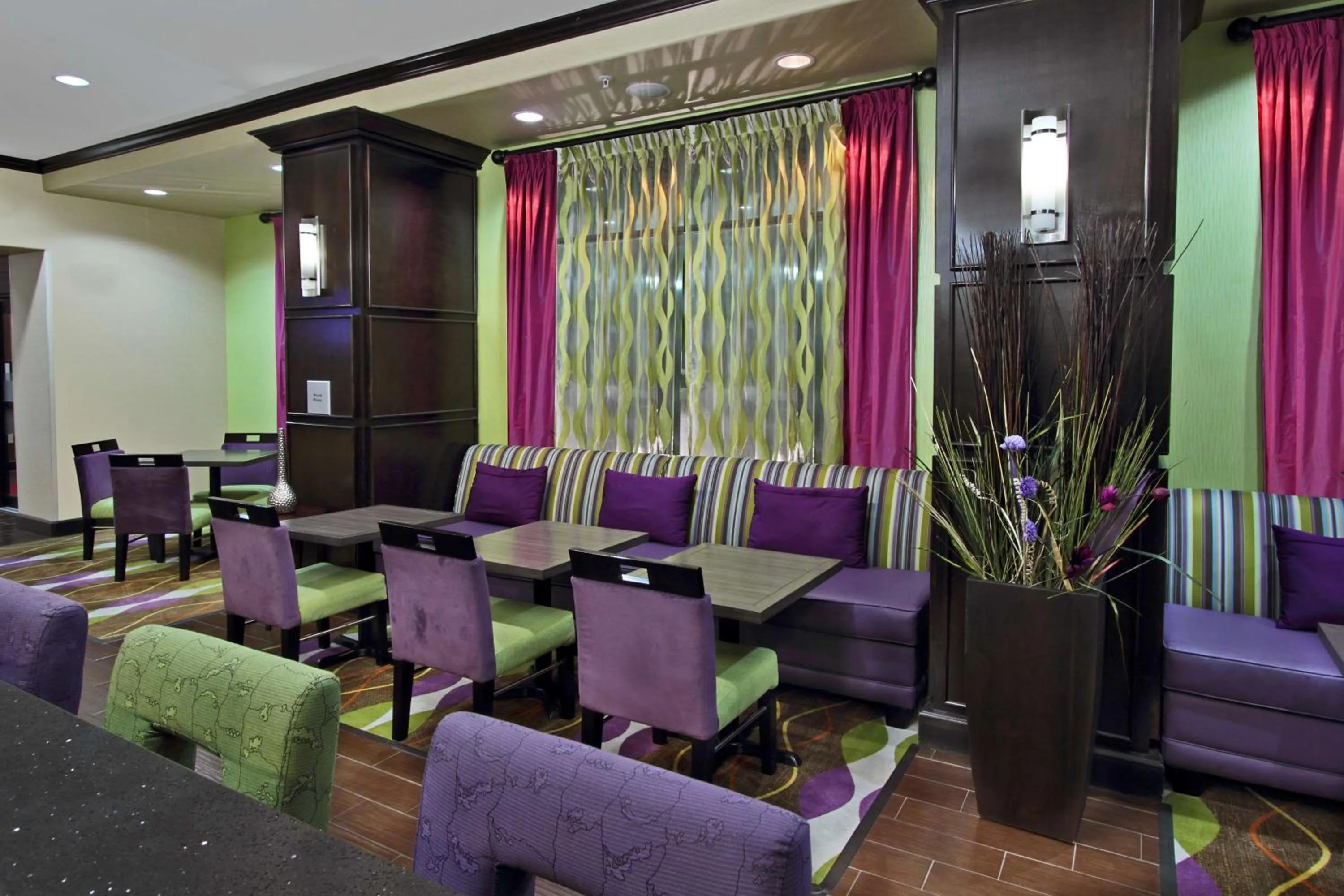 Dining area in Hampton Inn Beeville