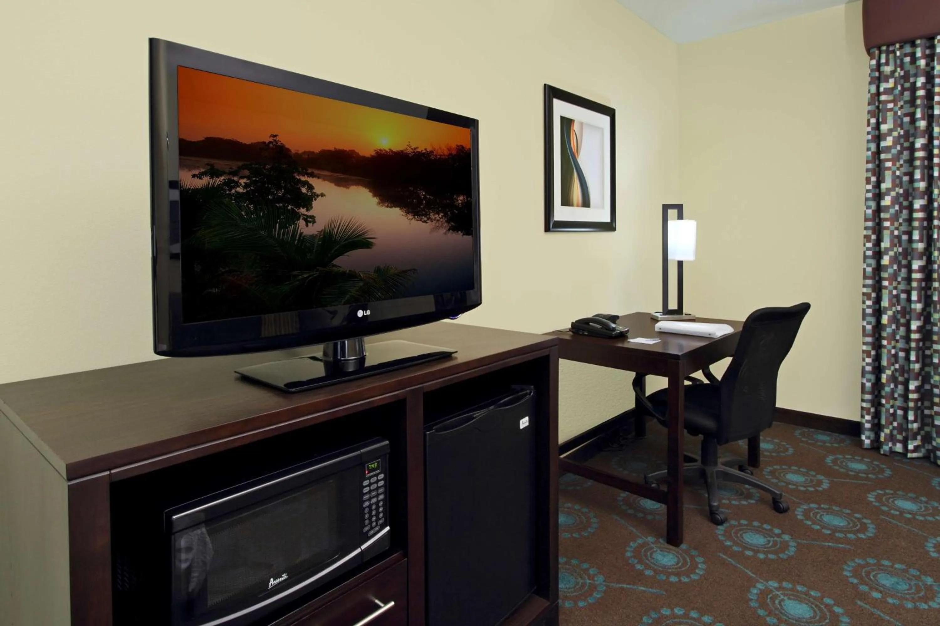 Kitchen or kitchenette in Hampton Inn Beeville
