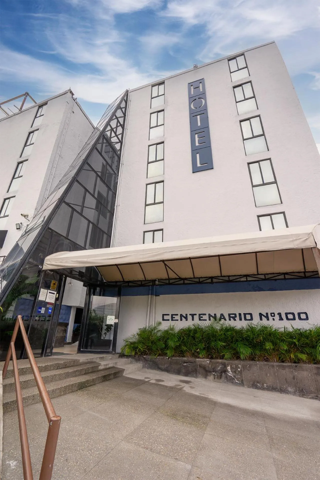 Property building in Hotel delf-inn