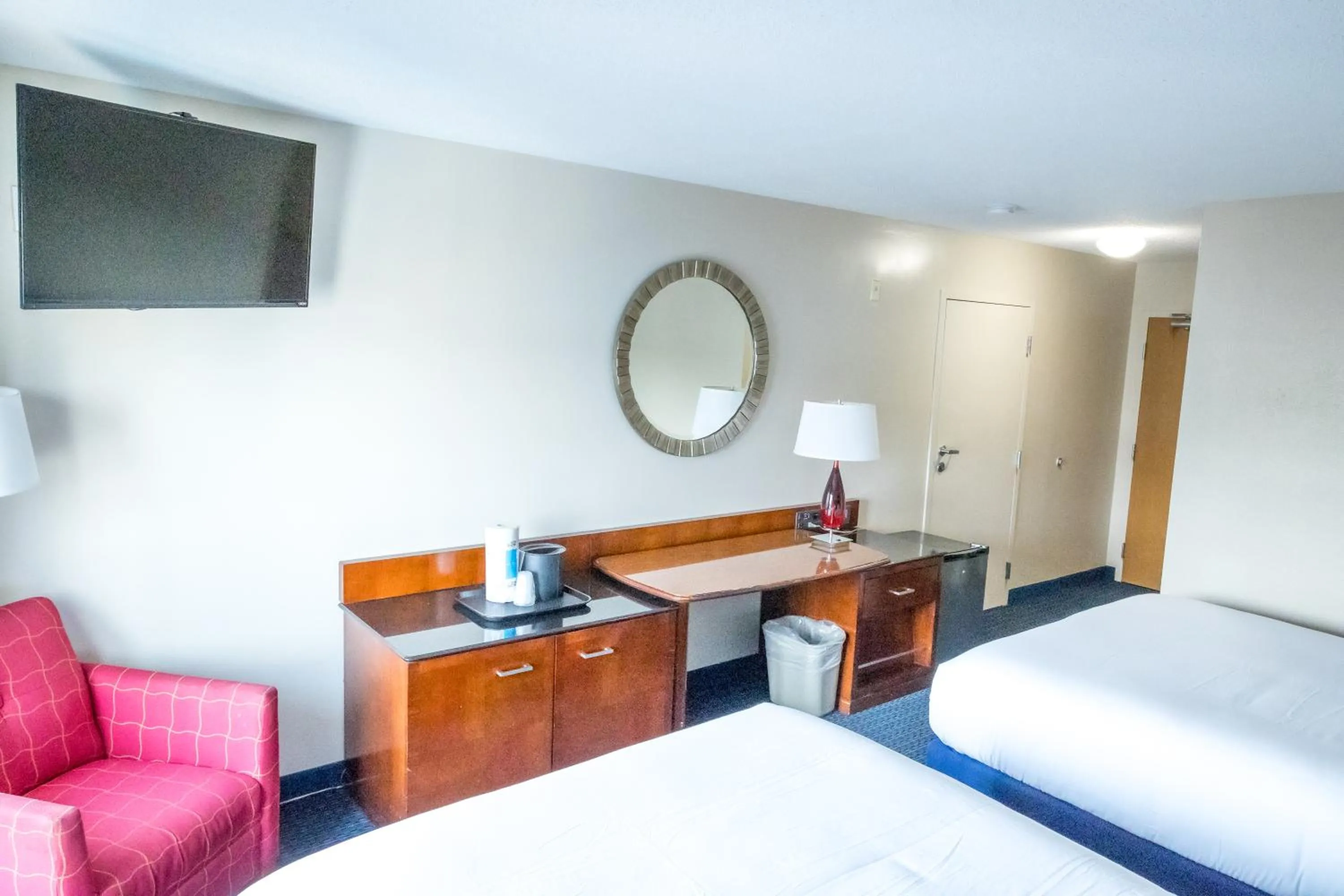 Bedroom, Bed in Islander Inn