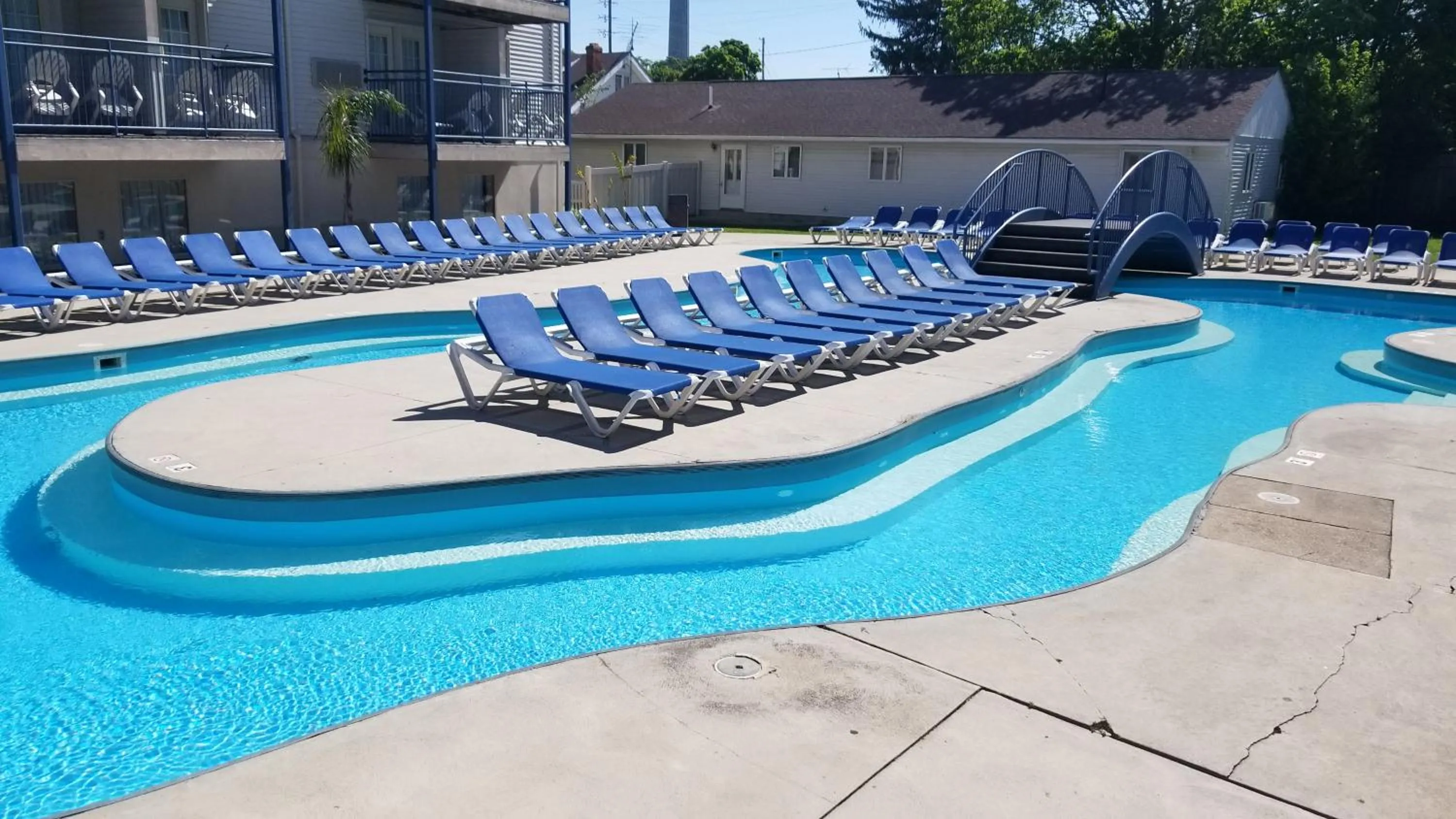 Swimming pool in Islander Inn
