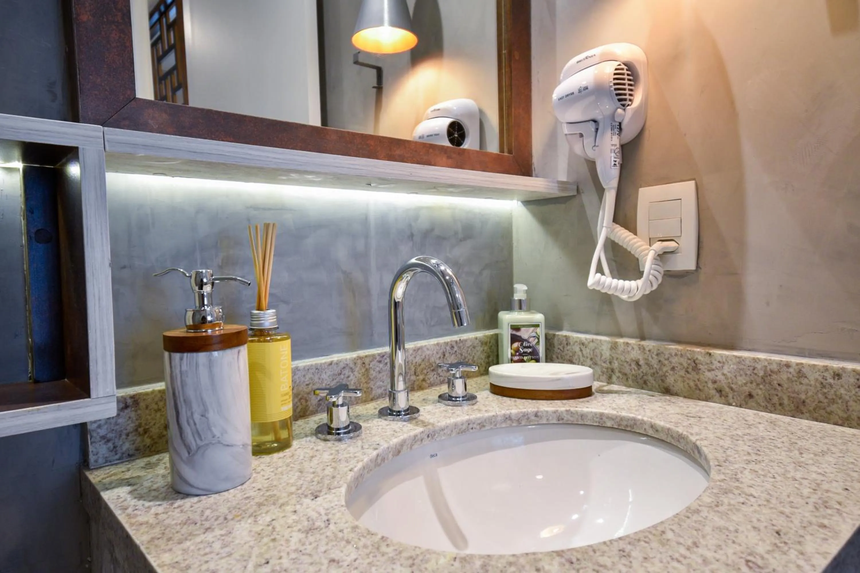 Bathroom in Edifício Summit Pinheiros, Aptos com Wi-Fi, Ar Condicionado, Varanda, Piscina, Academia e Estacionamento, Próximo ao Metrô