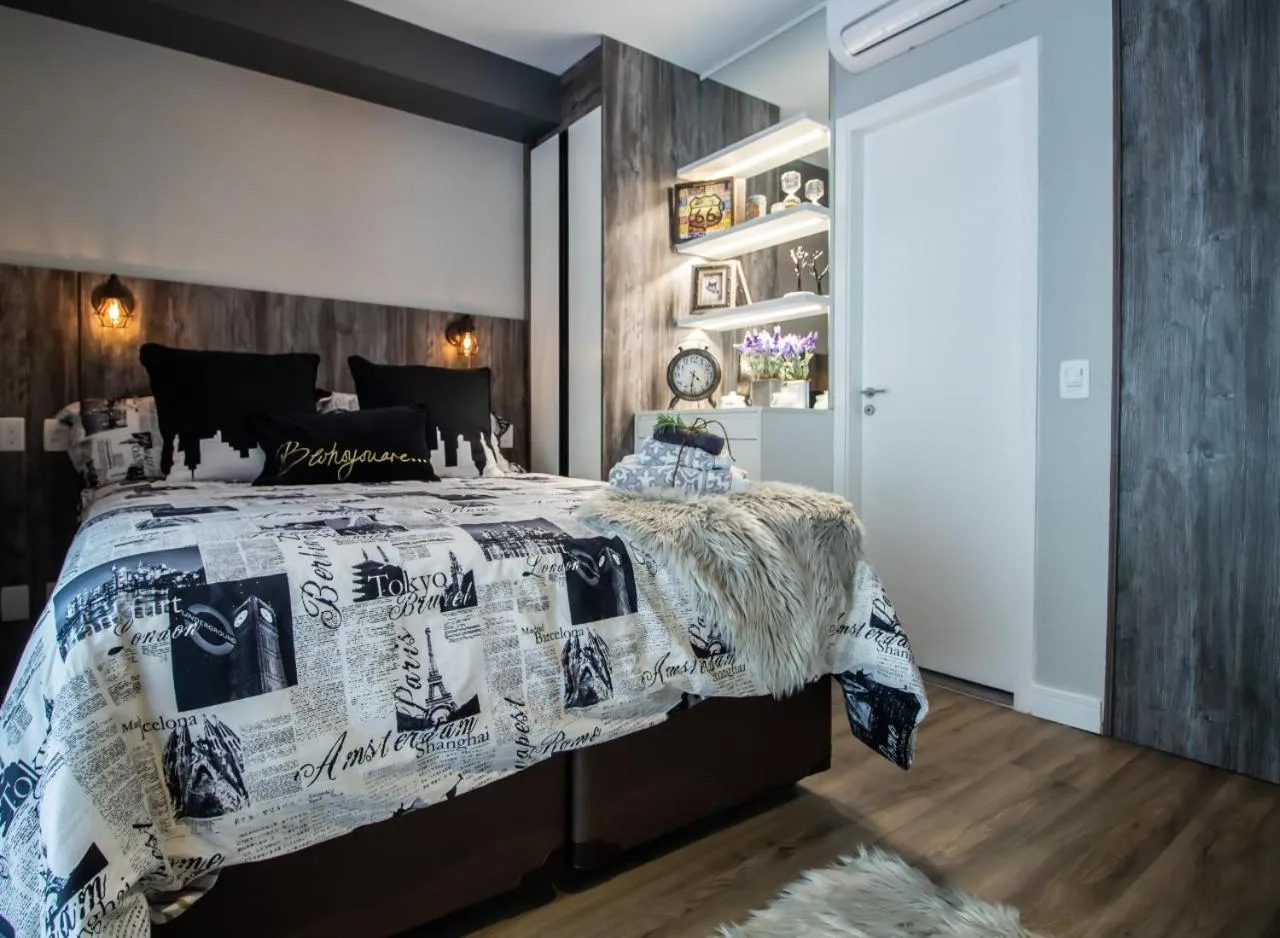 Decorative detail, Bed in Edifício Summit Pinheiros, Aptos com Wi-Fi, Ar Condicionado, Varanda, Piscina, Academia e Estacionamento, Próximo ao Metrô