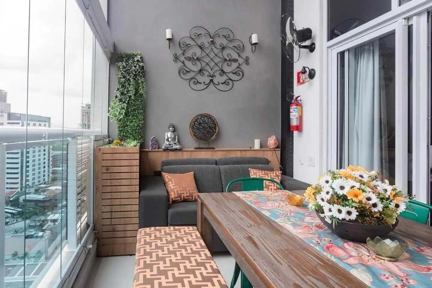 Patio in Edifício Summit Pinheiros, Aptos com Wi-Fi, Ar Condicionado, Varanda, Piscina, Academia e Estacionamento, Próximo ao Metrô