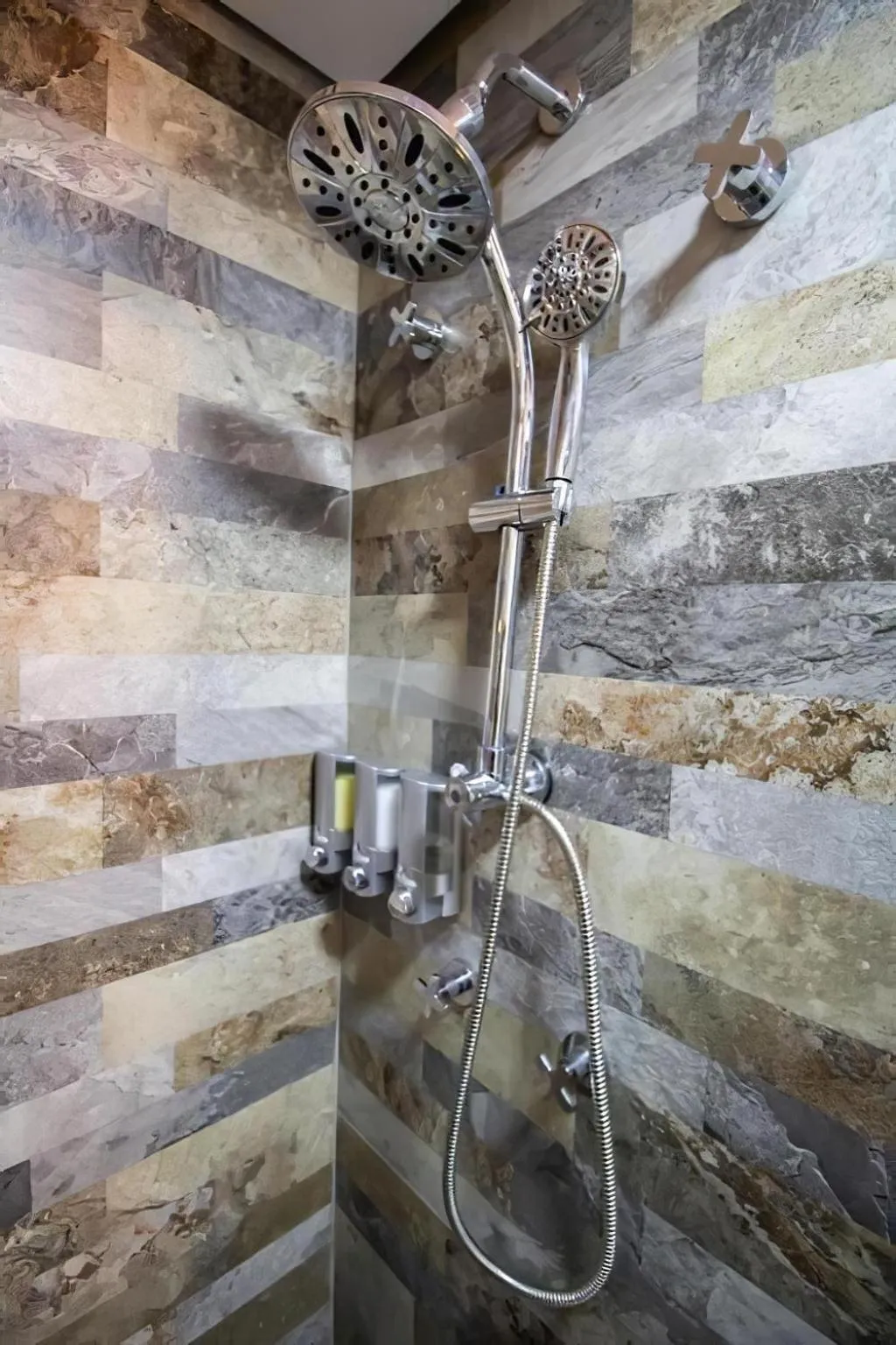 Shower in Edifício Summit Pinheiros, Aptos com Wi-Fi, Ar Condicionado, Varanda, Piscina, Academia e Estacionamento, Próximo ao Metrô