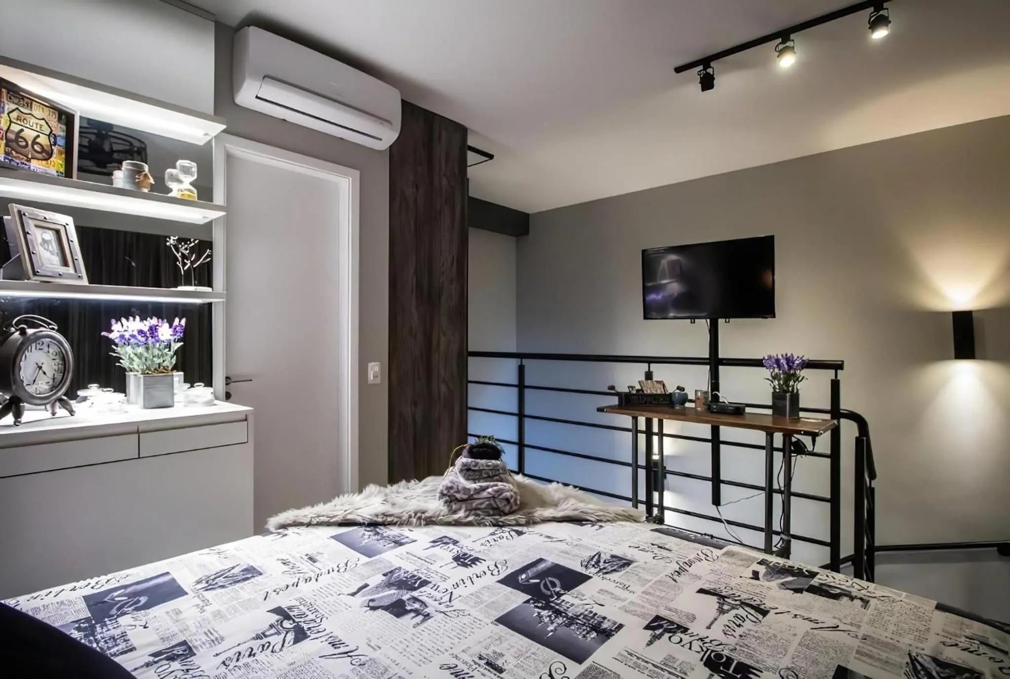 Bed in Edifício Summit Pinheiros, Aptos com Wi-Fi, Ar Condicionado, Varanda, Piscina, Academia e Estacionamento, Próximo ao Metrô