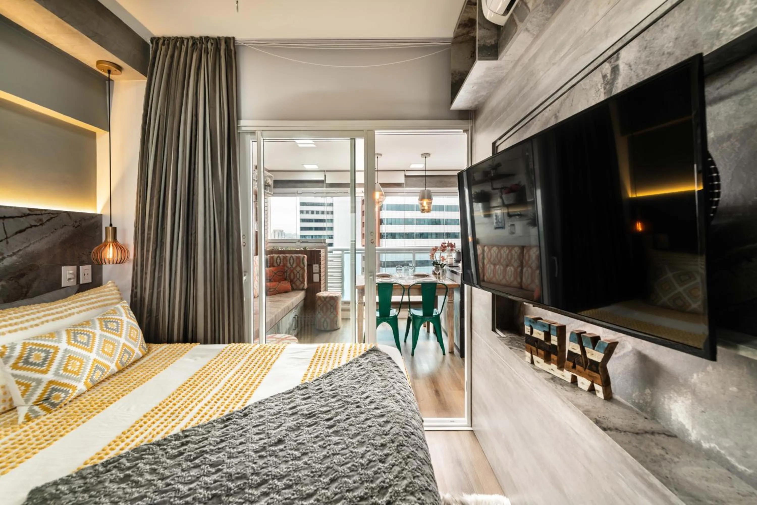 Bed in Edifício Summit Pinheiros, Aptos com Wi-Fi, Ar Condicionado, Varanda, Piscina, Academia e Estacionamento, Próximo ao Metrô