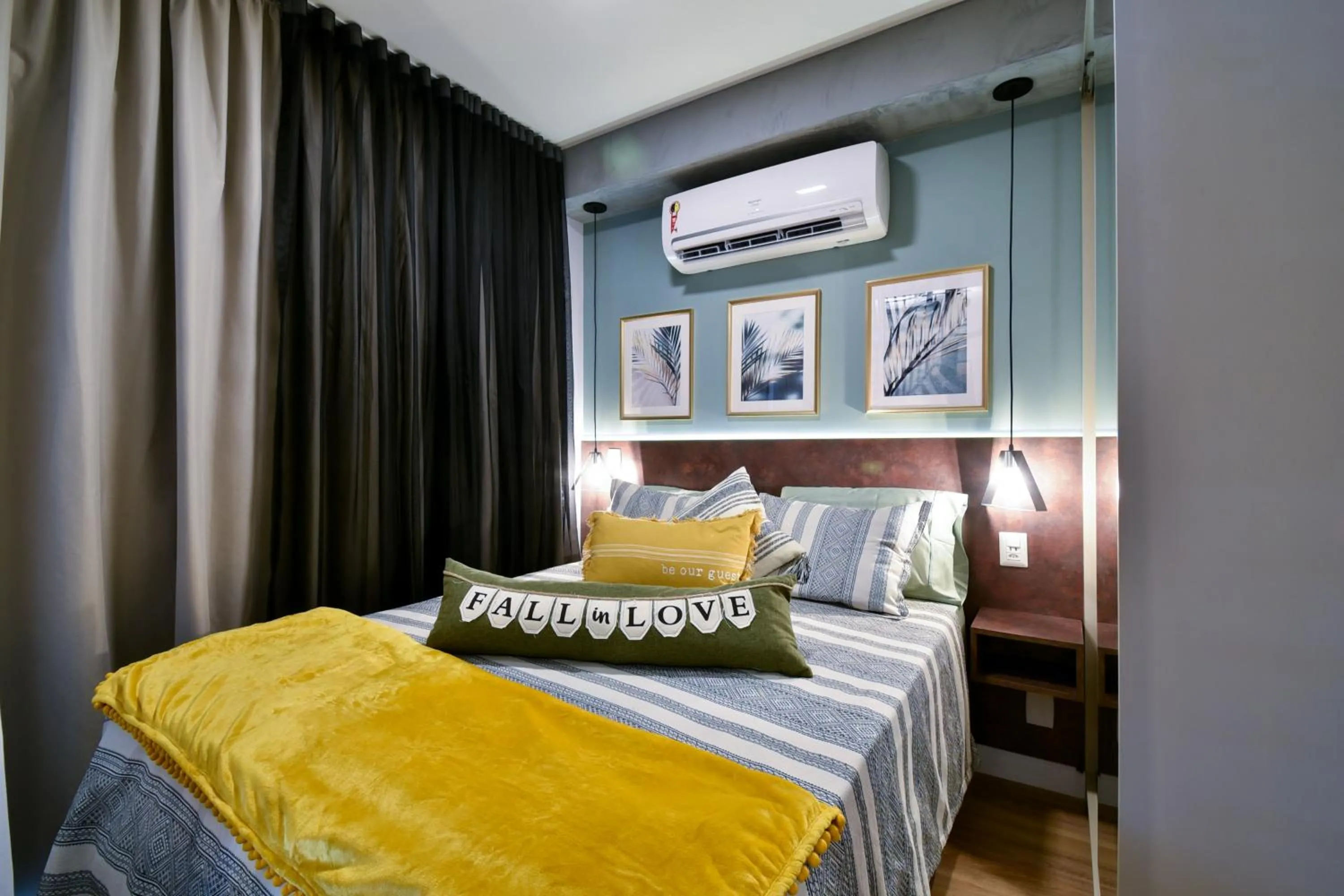 Bed in Edifício Summit Pinheiros, Aptos com Wi-Fi, Ar Condicionado, Varanda, Piscina, Academia e Estacionamento, Próximo ao Metrô