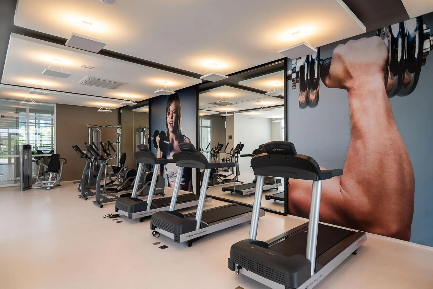 Fitness centre/facilities in Edifício Summit Pinheiros, Aptos com Wi-Fi, Ar Condicionado, Varanda, Piscina, Academia e Estacionamento, Próximo ao Metrô