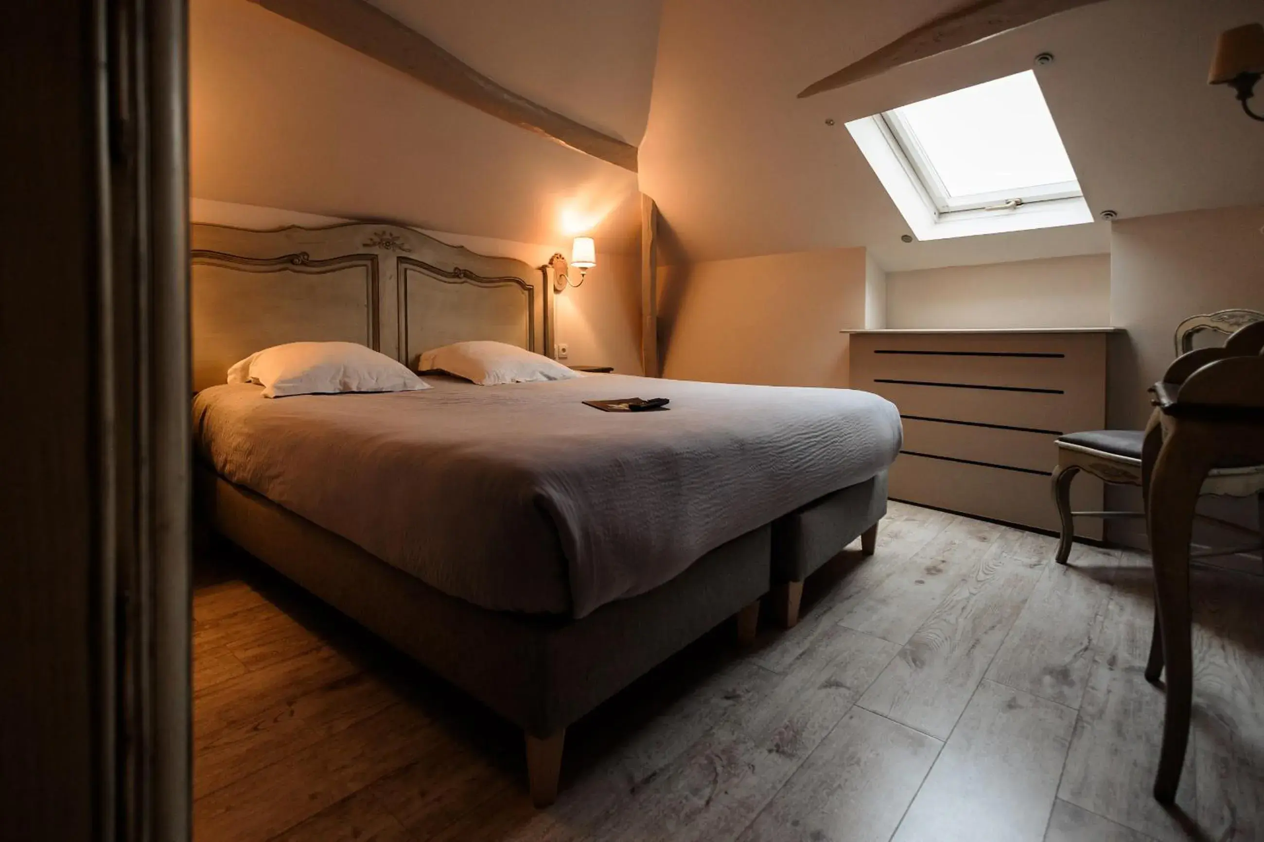 Bed in The Originals Boutique, Hôtel Les Poèmes de Chartres Bed in The Originals Boutique, Hôtel Les Poèmes de Chartres