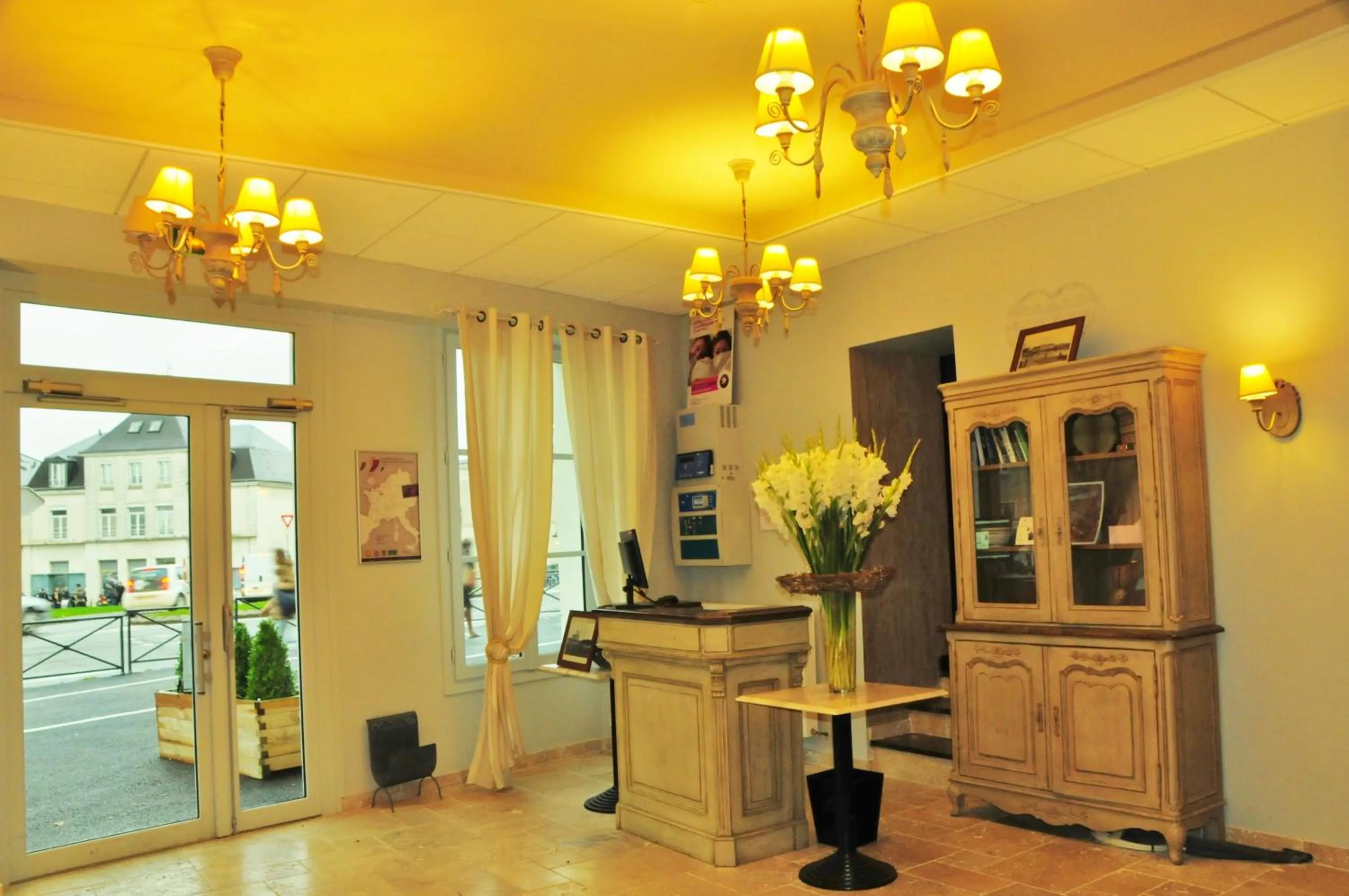 Lobby or reception in The Originals Boutique, Hôtel Les Poèmes de Chartres