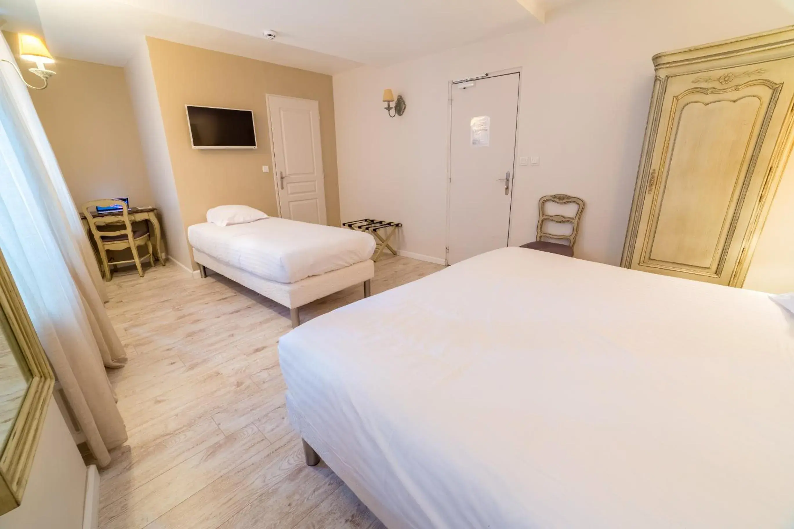 Photo of the whole room, Bed in The Originals Boutique, Hôtel Les Poèmes de Chartres Photo of the whole room, Bed in The Originals Boutique, Hôtel Les Poèmes de Chartres