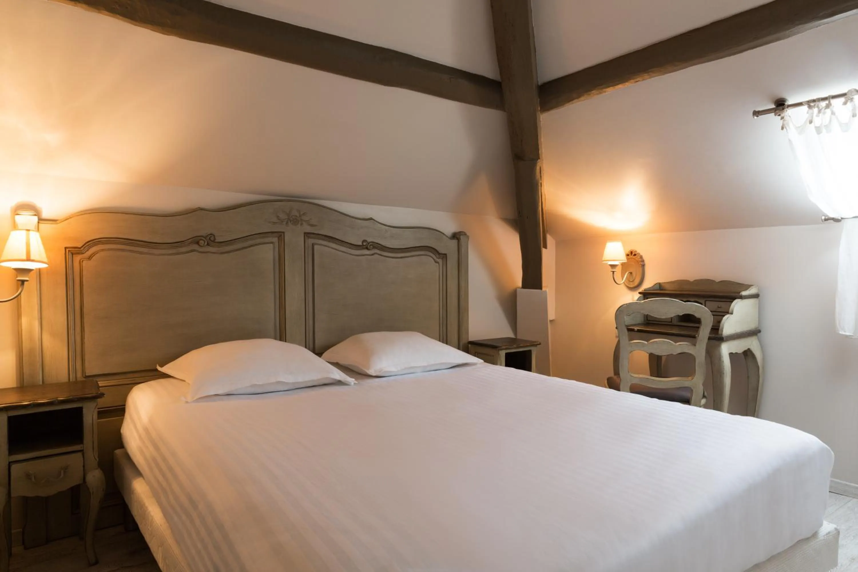 Bed in The Originals Boutique, Hôtel Les Poèmes de Chartres