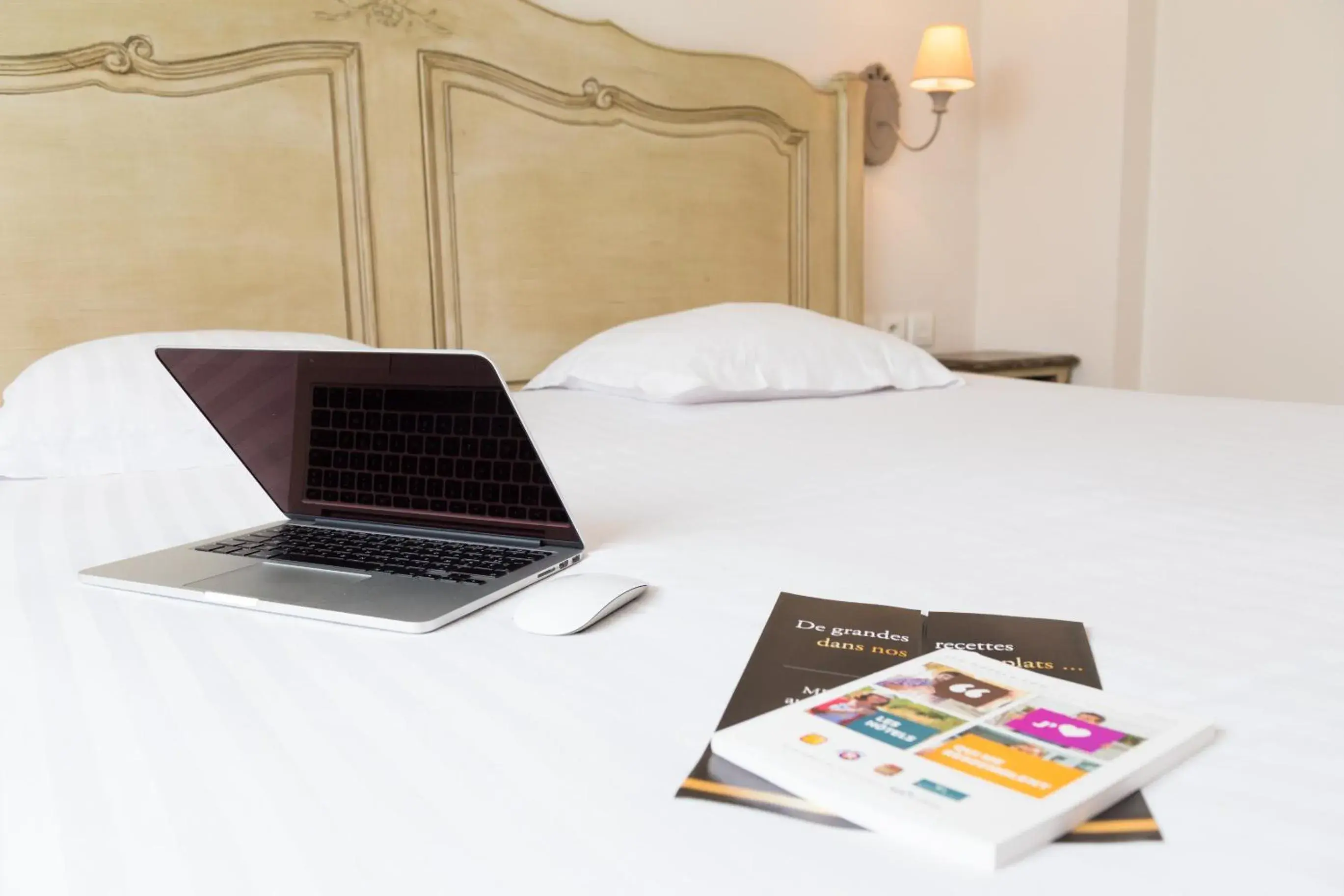 Bedroom, Bed in The Originals Boutique, Hôtel Les Poèmes de Chartres Bedroom, Bed in The Originals Boutique, Hôtel Les Poèmes de Chartres