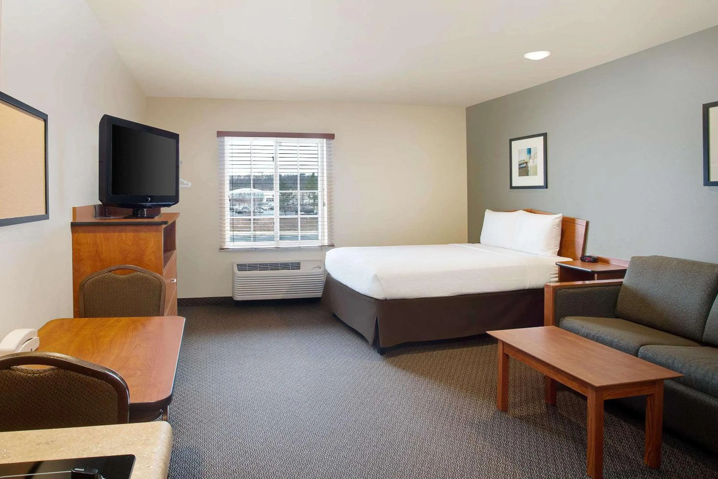 Photo of the whole room, Bed in WoodSpring Suites Manassas Battlefield Park I-66