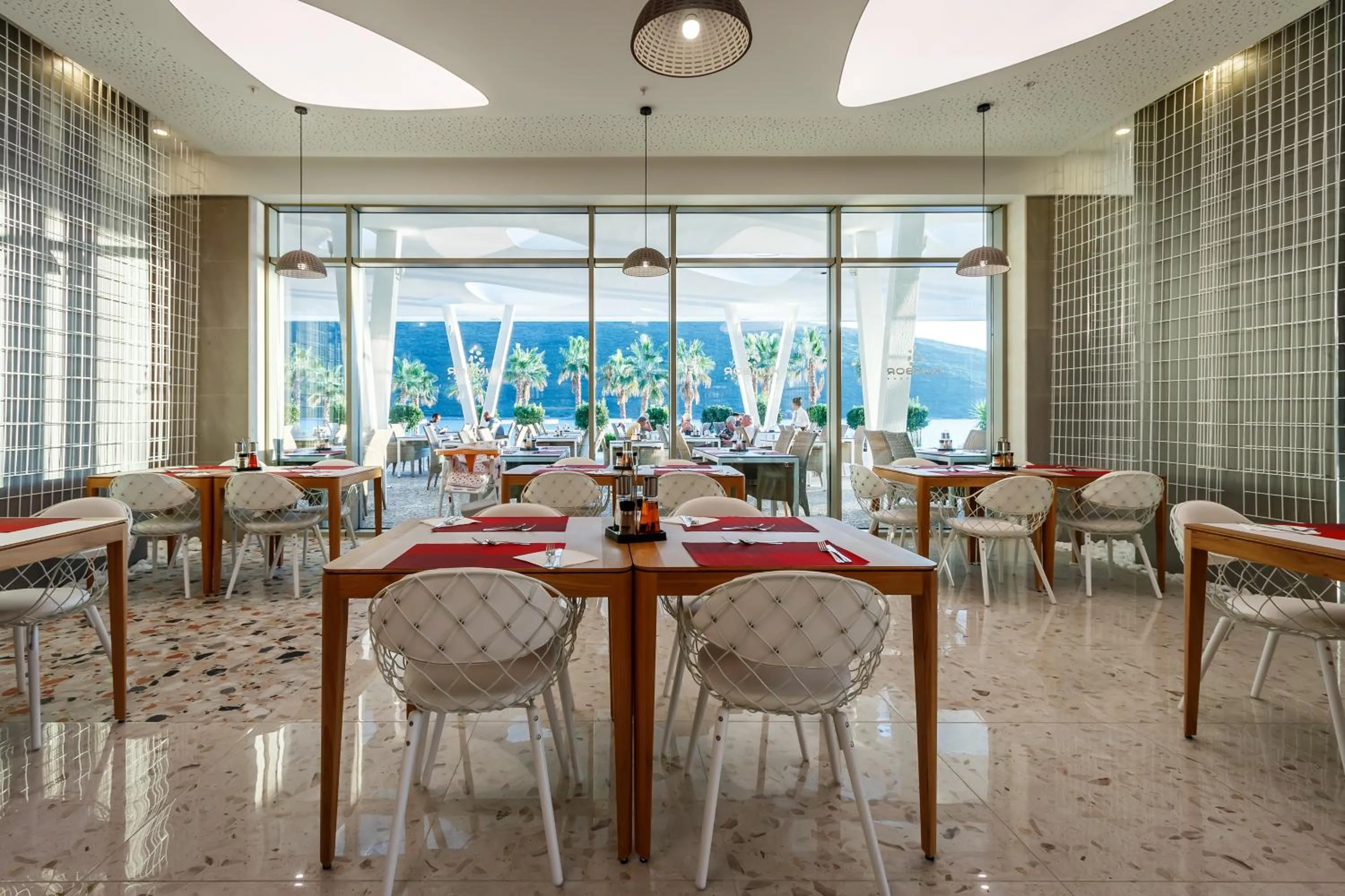 Restaurant/places to eat in Carine Hotel Kumbor Superior