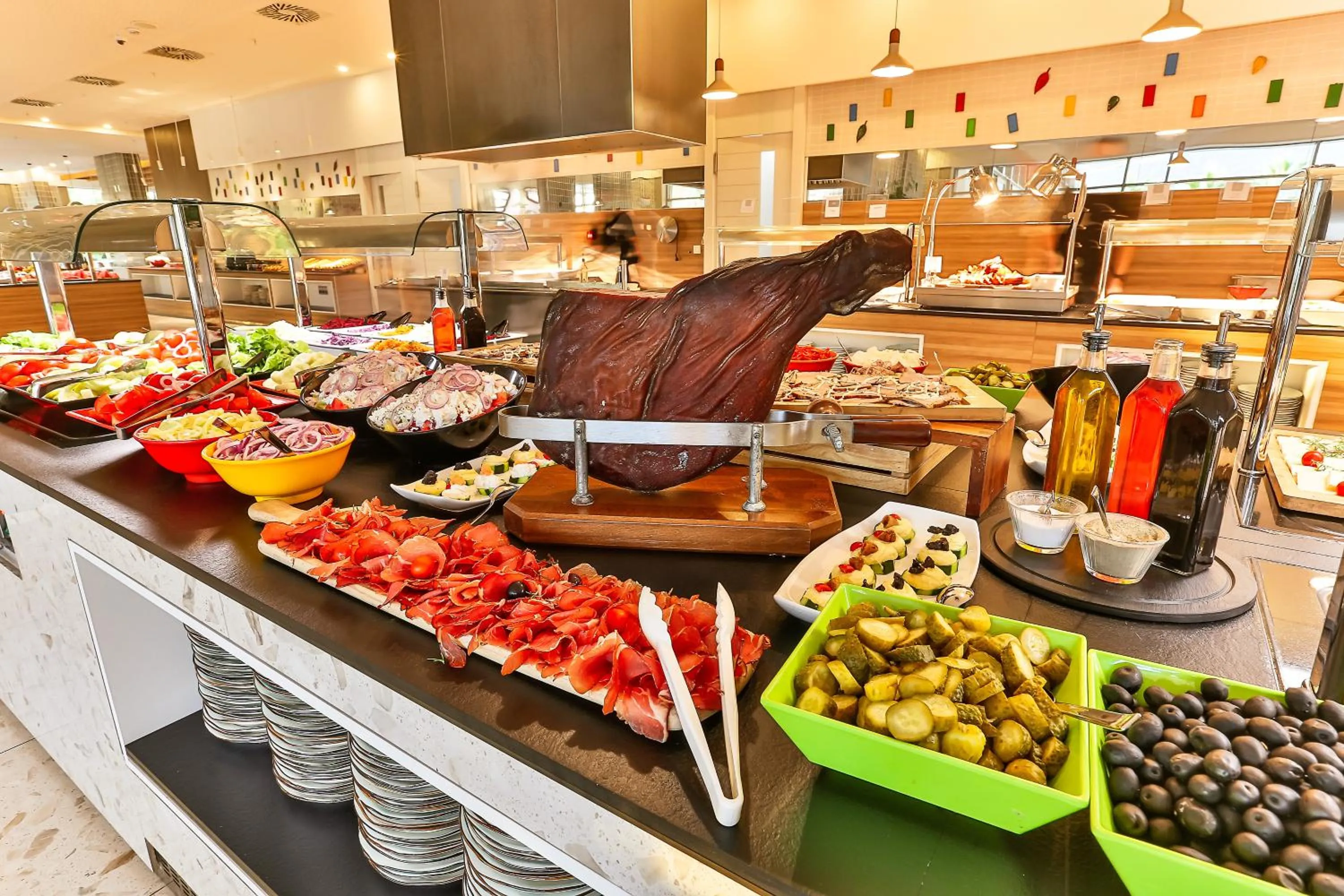 Restaurant/places to eat in Carine Hotel Kumbor Superior