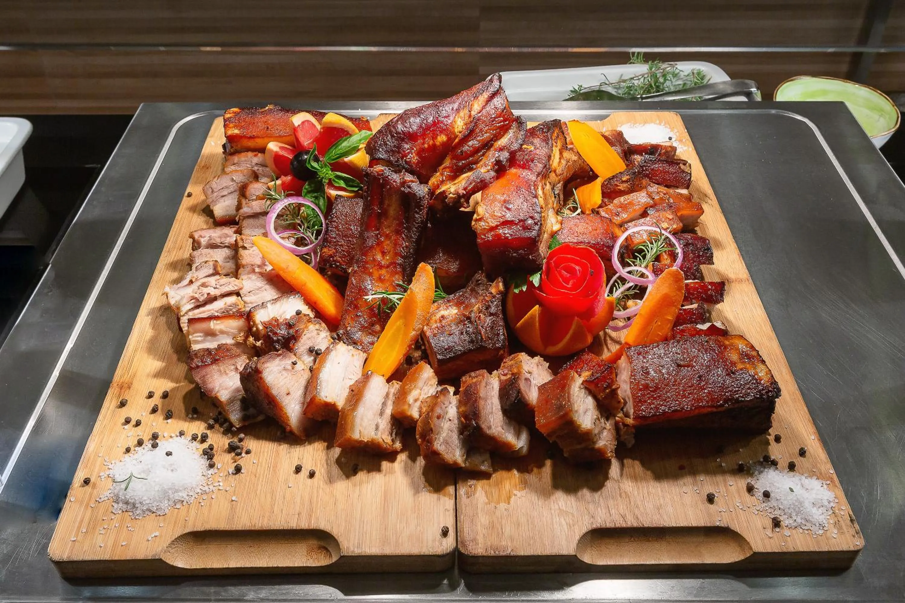 Restaurant/places to eat in Carine Hotel Kumbor Superior