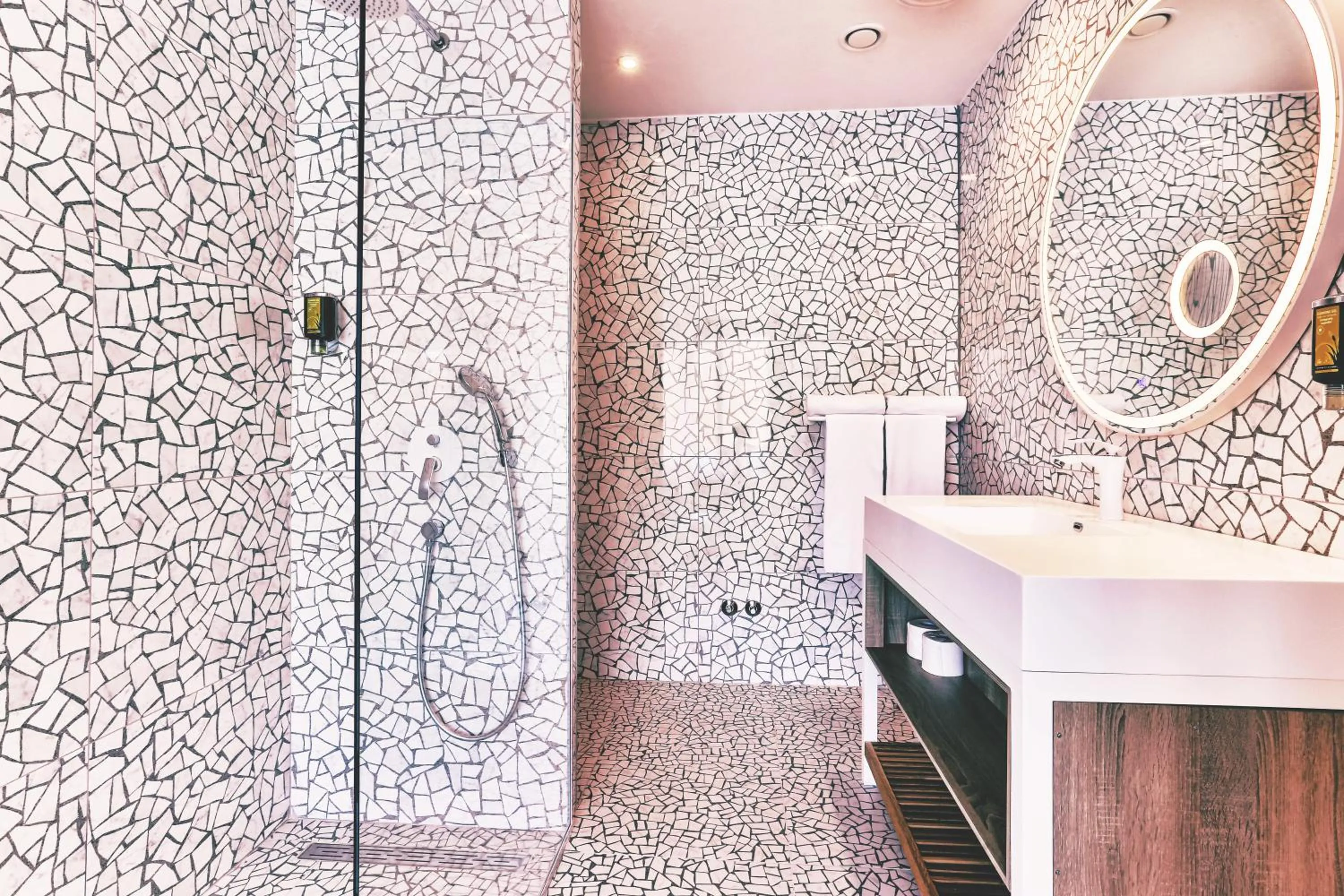 Bathroom in Carine Hotel Kumbor Superior