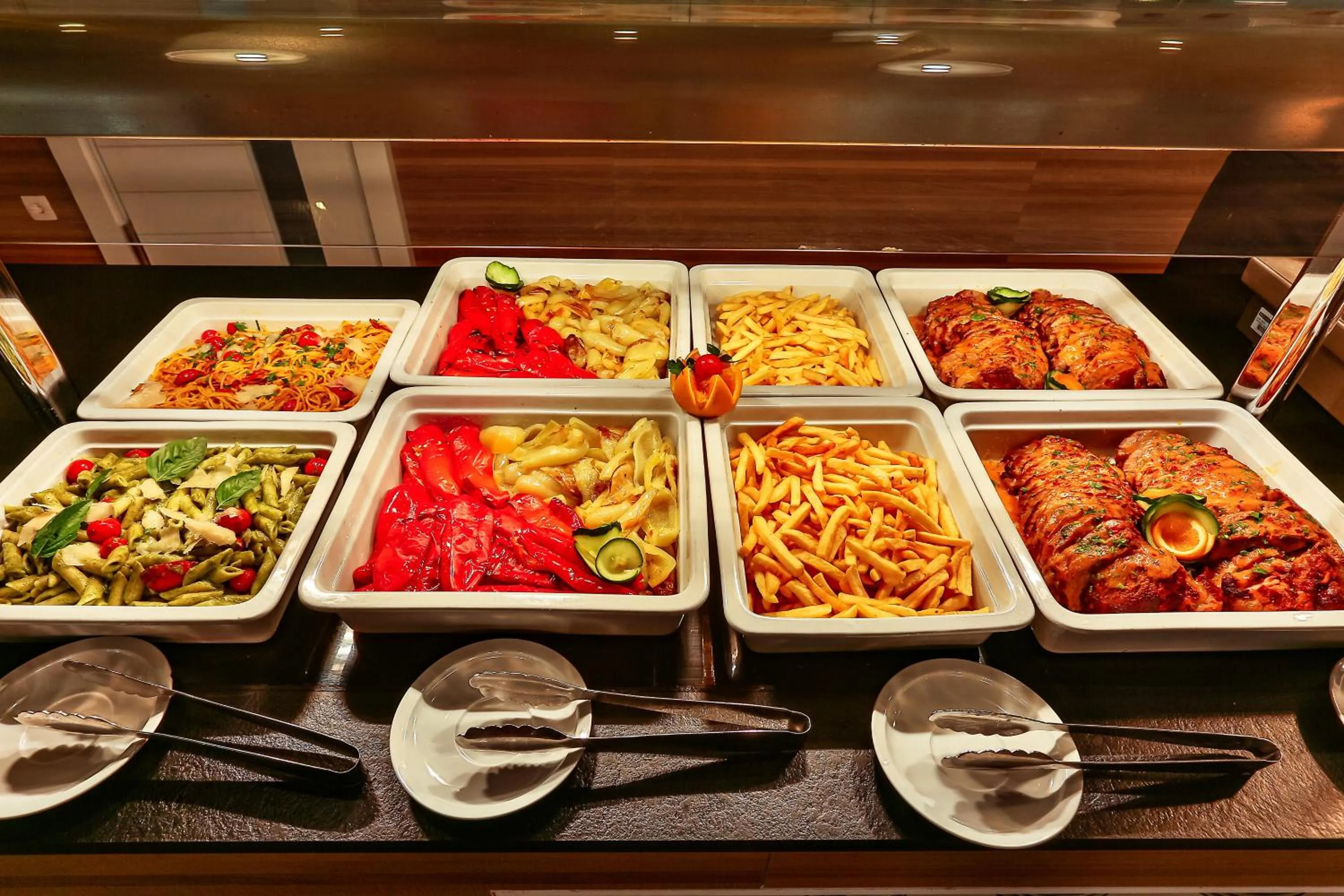 Restaurant/places to eat in Carine Hotel Kumbor Superior