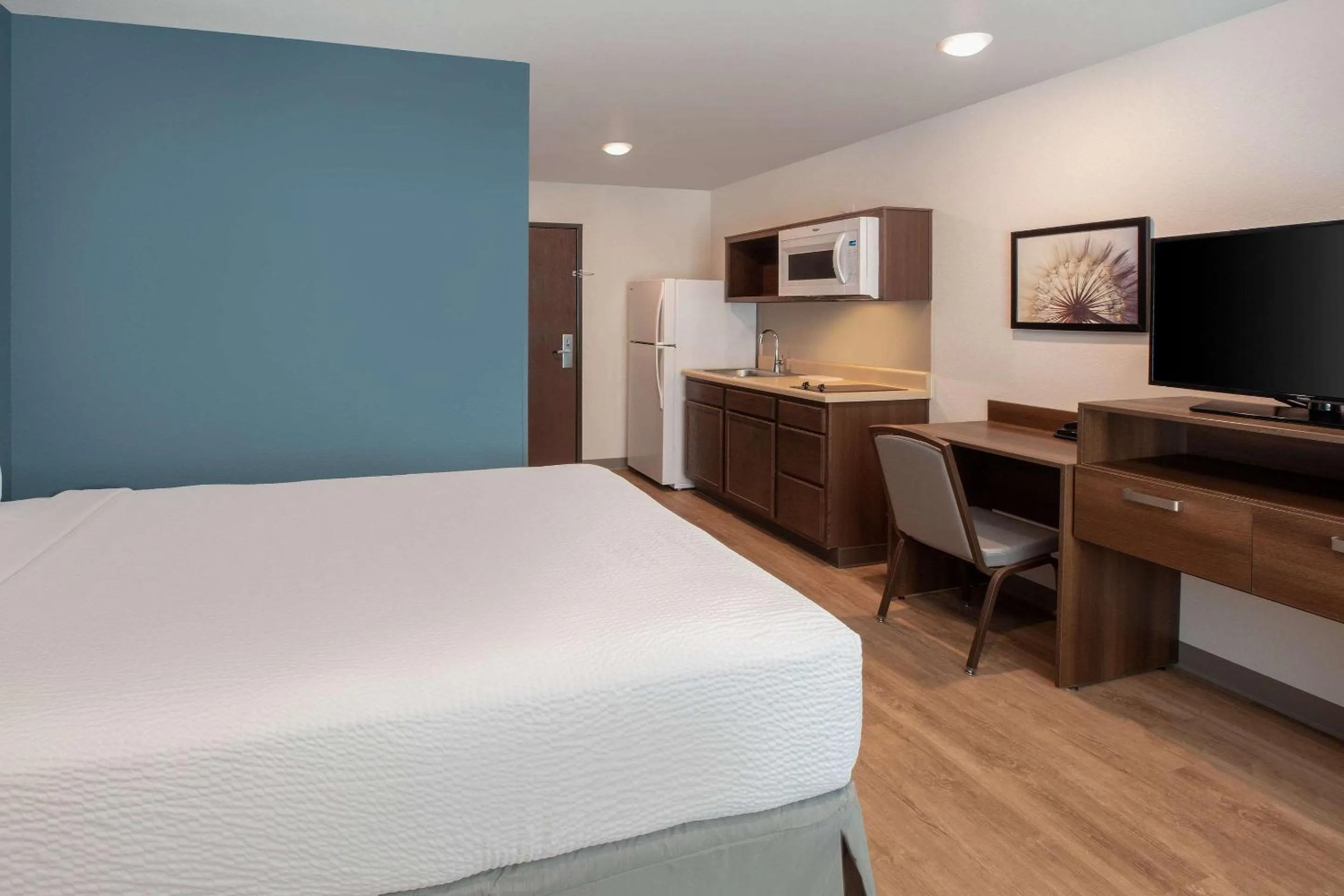 Photo of the whole room, Bed in Wood Spring Suites Washington DC East Arena Drive