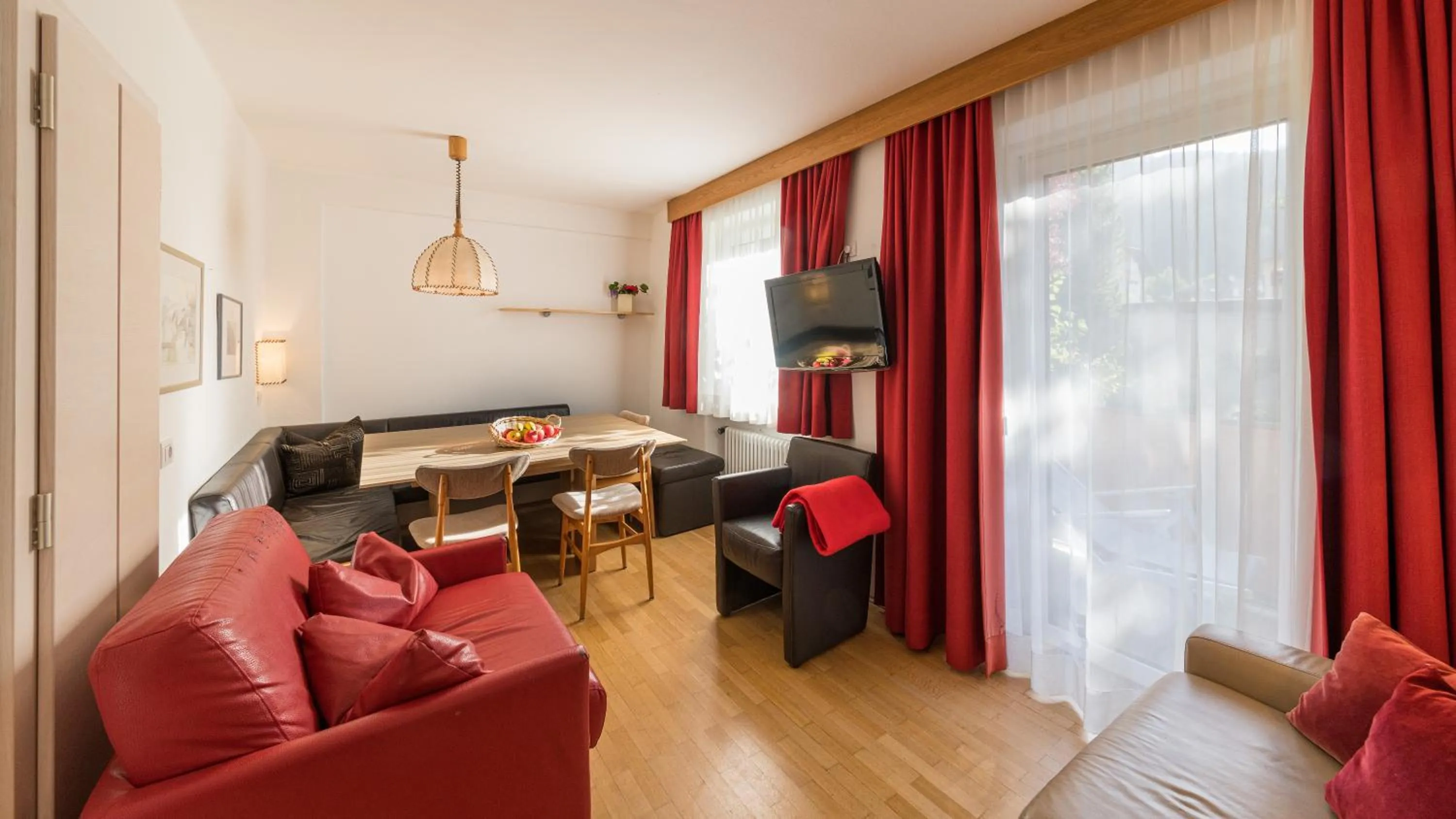 Communal lounge/ TV room in AppartChalet LA RONDULA - 100m from Seceda