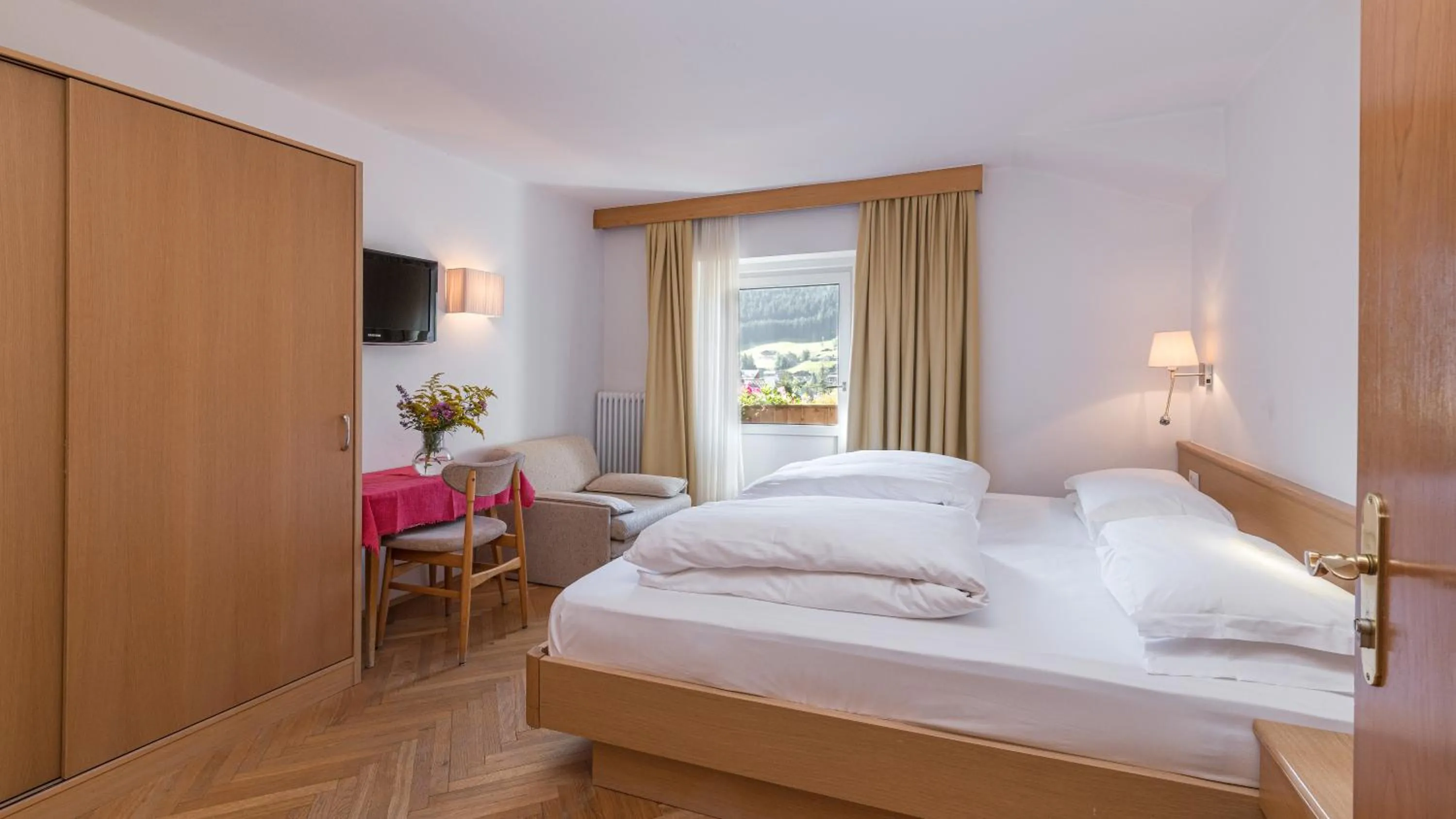 Bed in AppartChalet LA RONDULA - 100m from Seceda