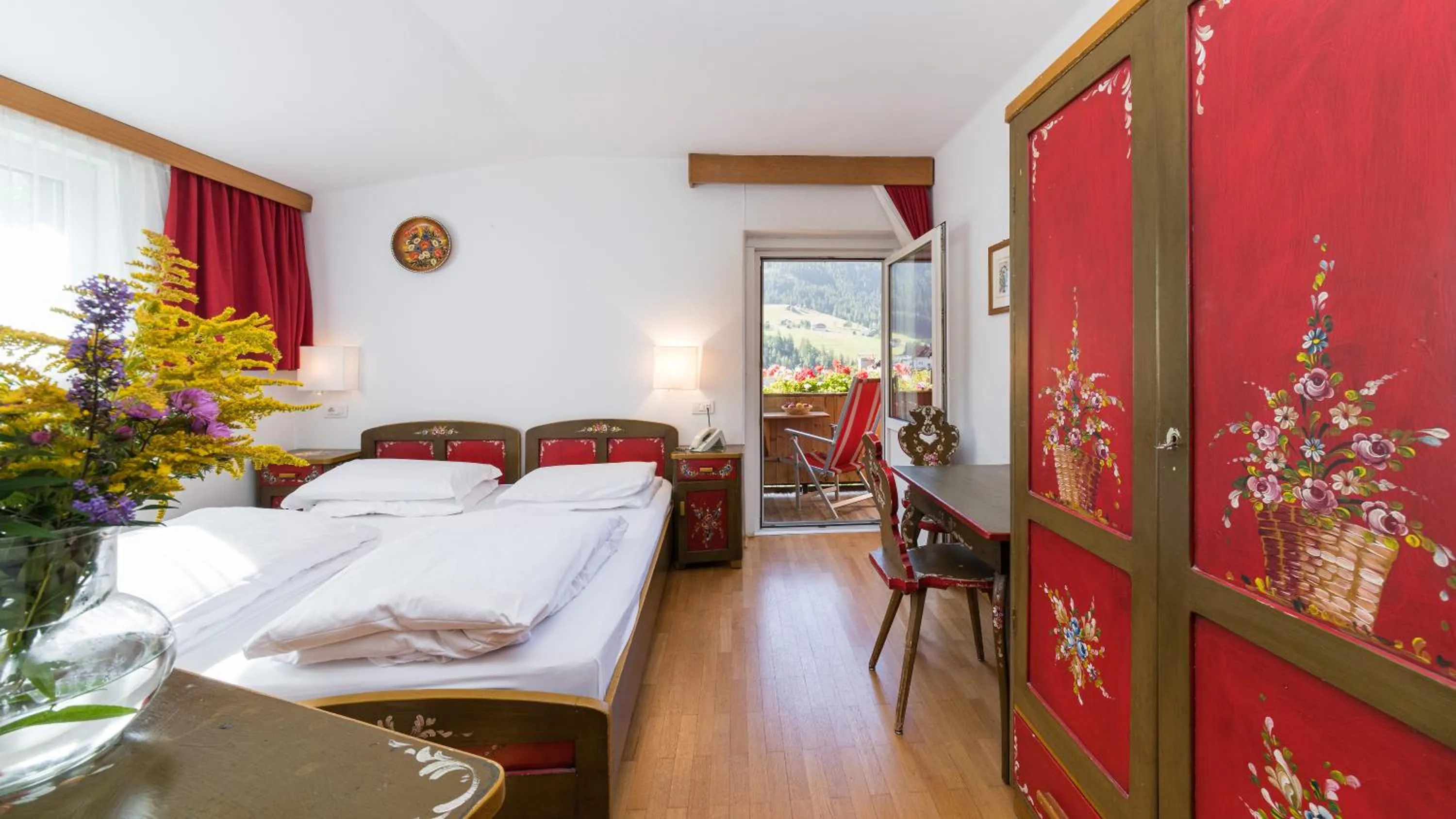 Bed in AppartChalet LA RONDULA - 100m from Seceda