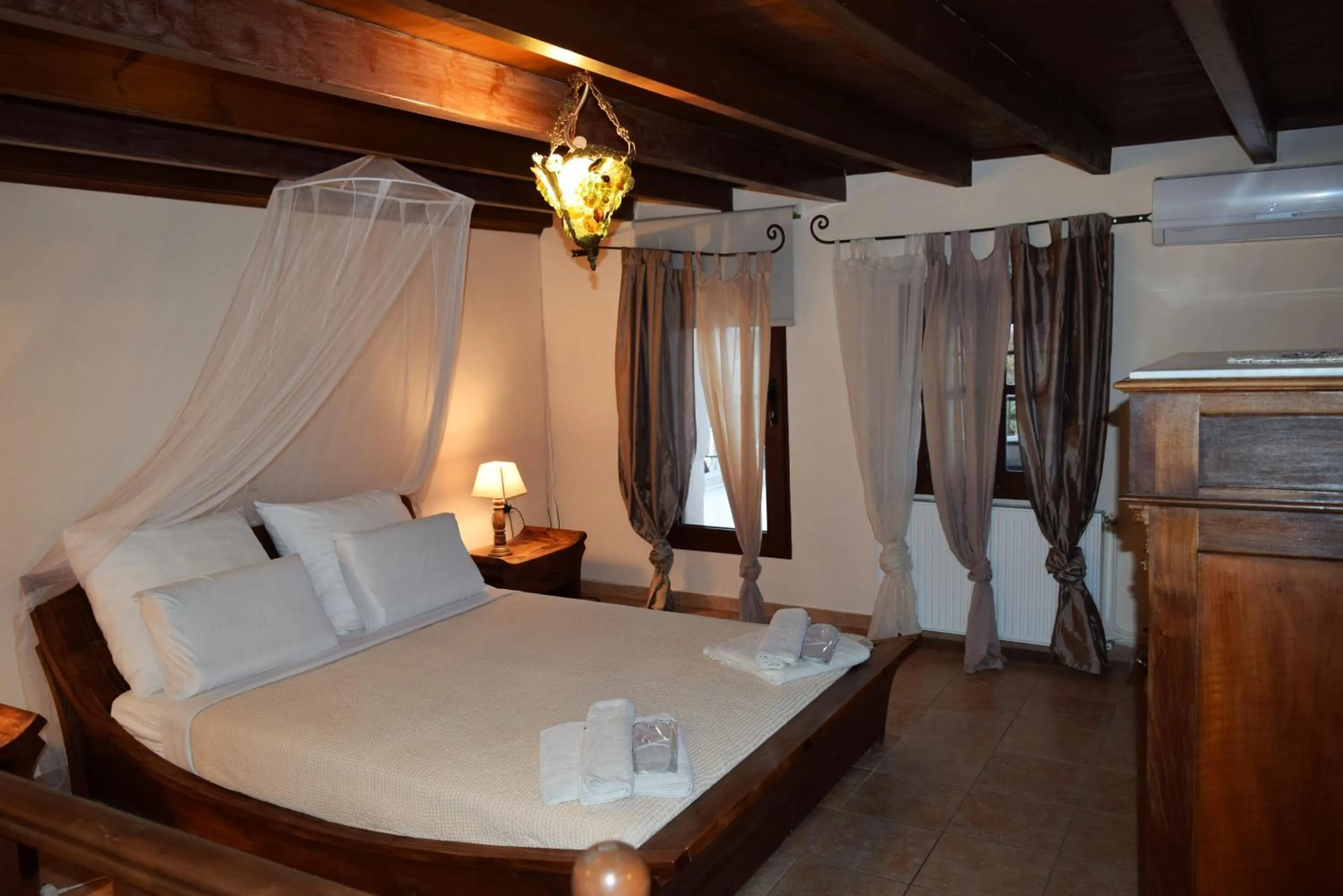 Bedroom, Bed in Petrino