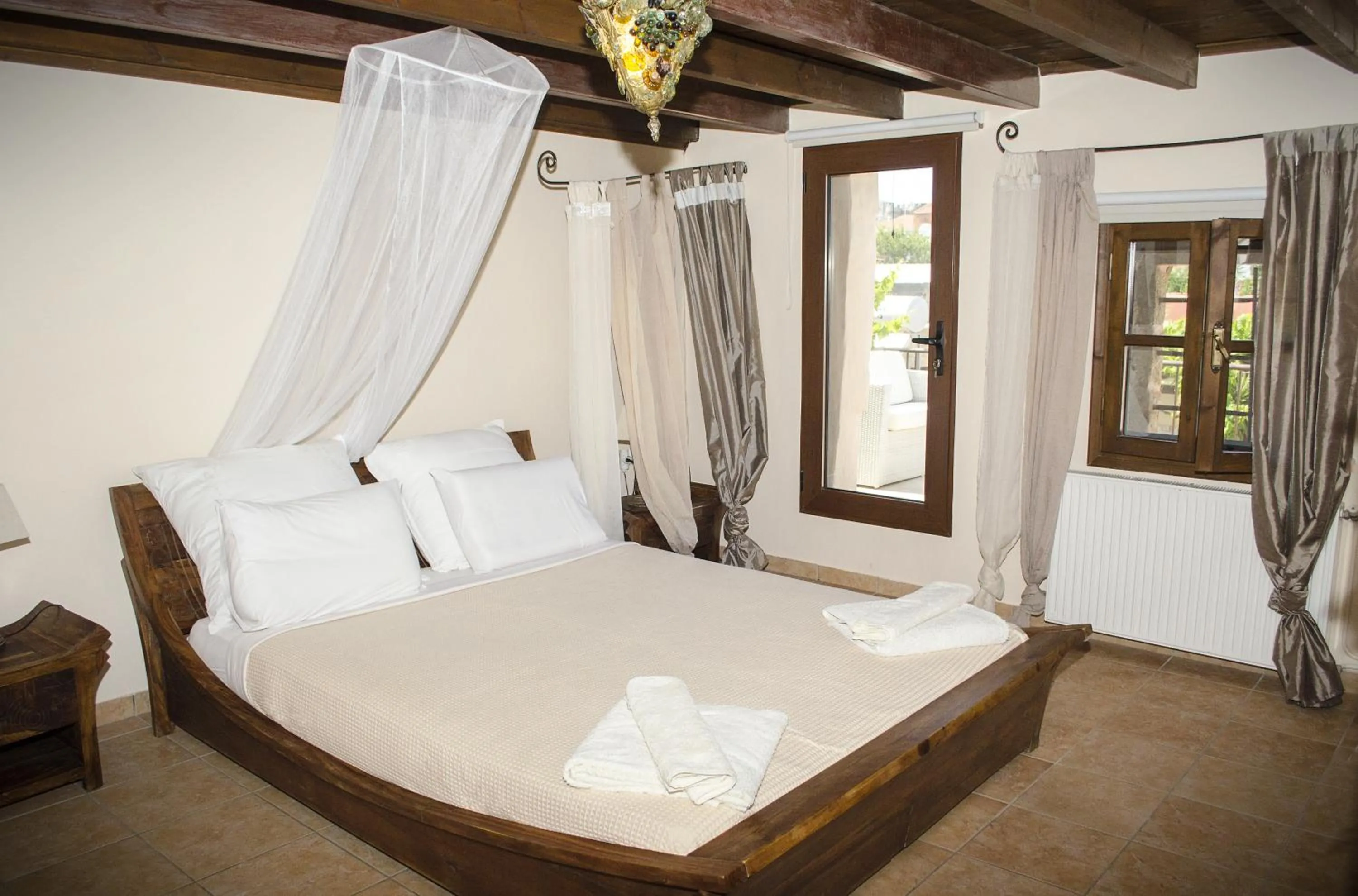 Photo of the whole room, Bed in Petrino