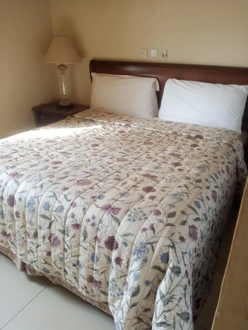 Bedroom, Bed in International Hotel, Yaoundé