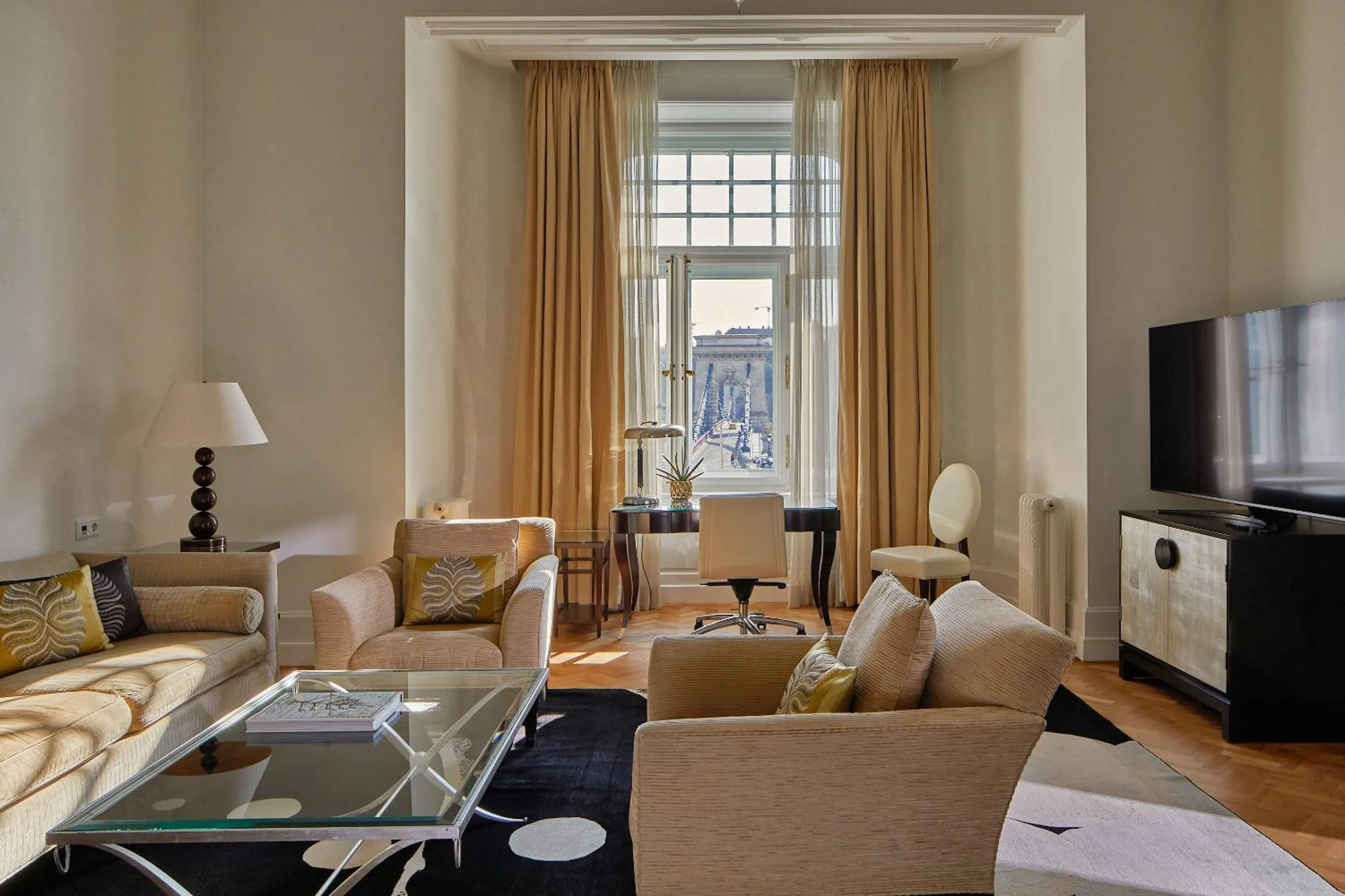 TV and multimedia in Four Seasons Hotel Gresham Palace Budapest