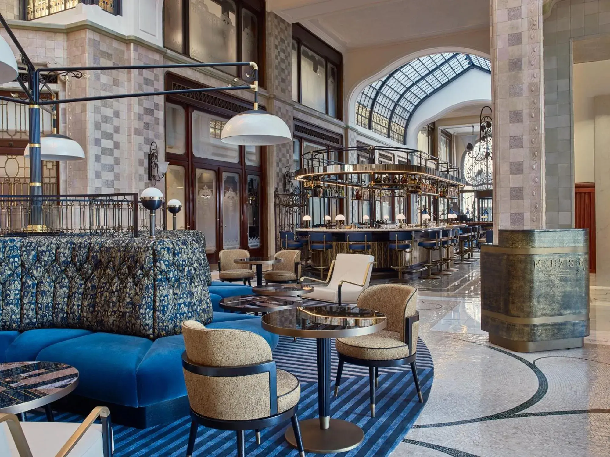 Lounge or bar in Four Seasons Hotel Gresham Palace Budapest Lounge or bar in Four Seasons Hotel Gresham Palace Budapest