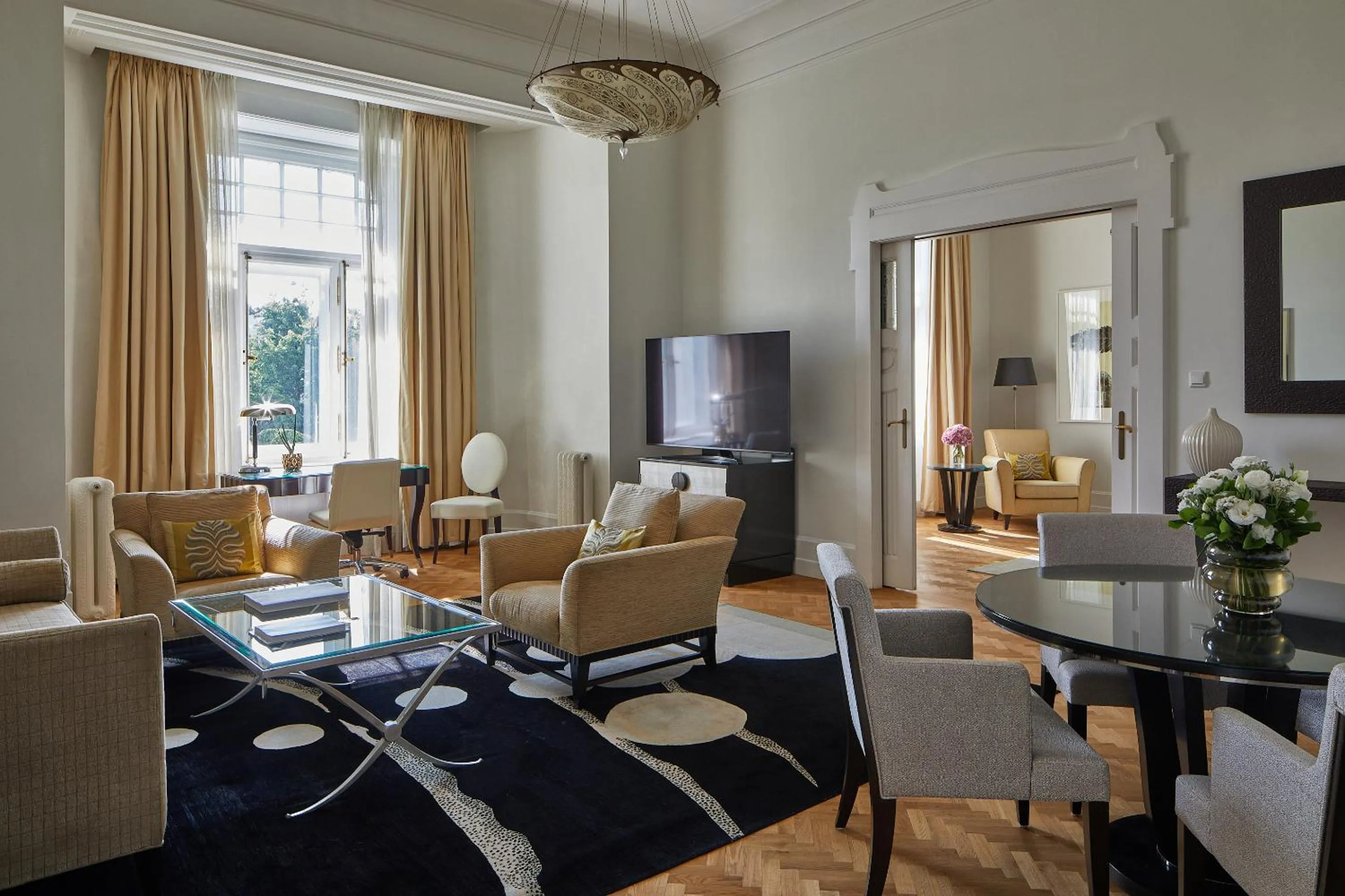 Communal lounge/ TV room in Four Seasons Hotel Gresham Palace Budapest