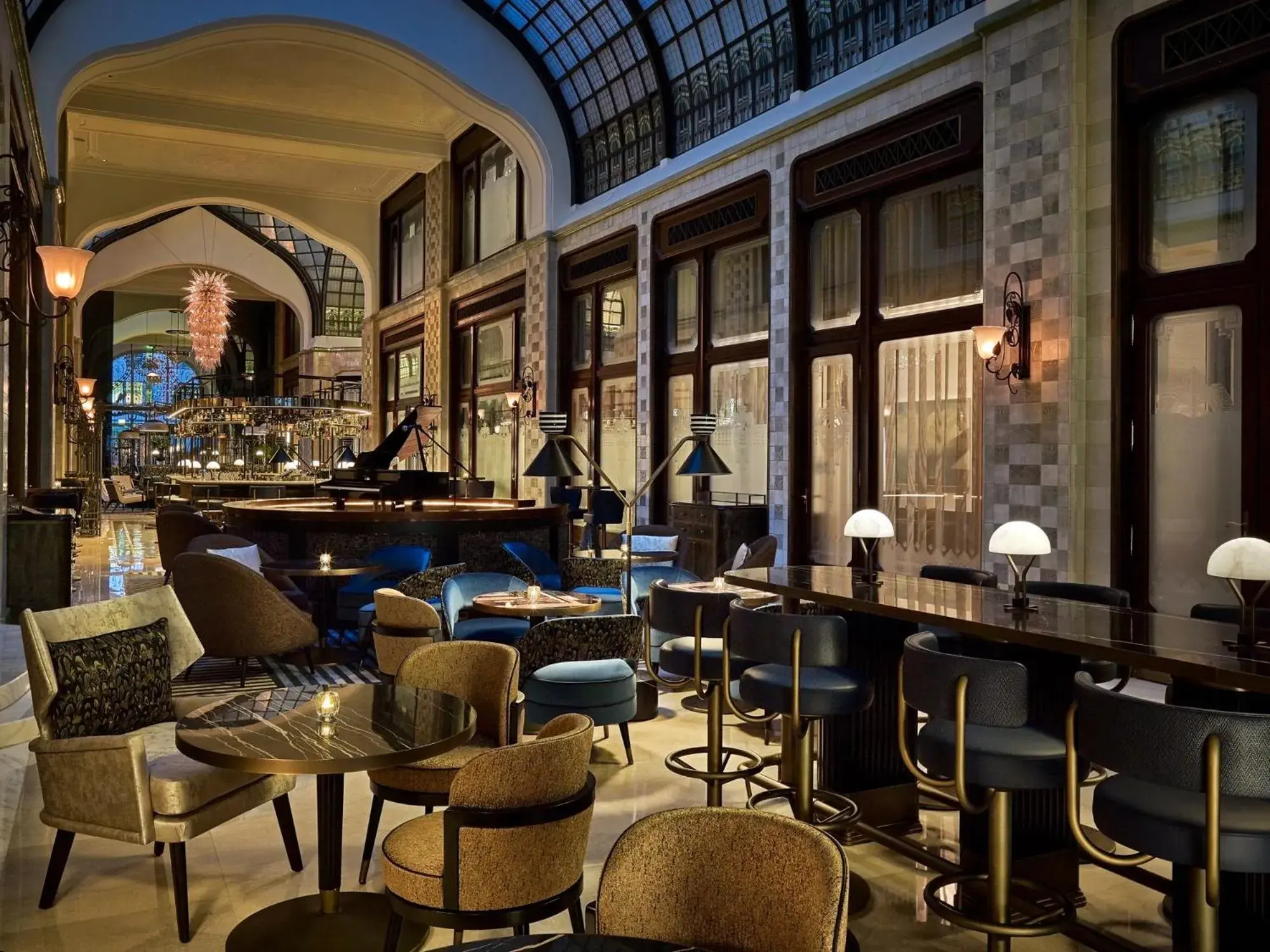 Lounge or bar in Four Seasons Hotel Gresham Palace Budapest Lounge or bar in Four Seasons Hotel Gresham Palace Budapest