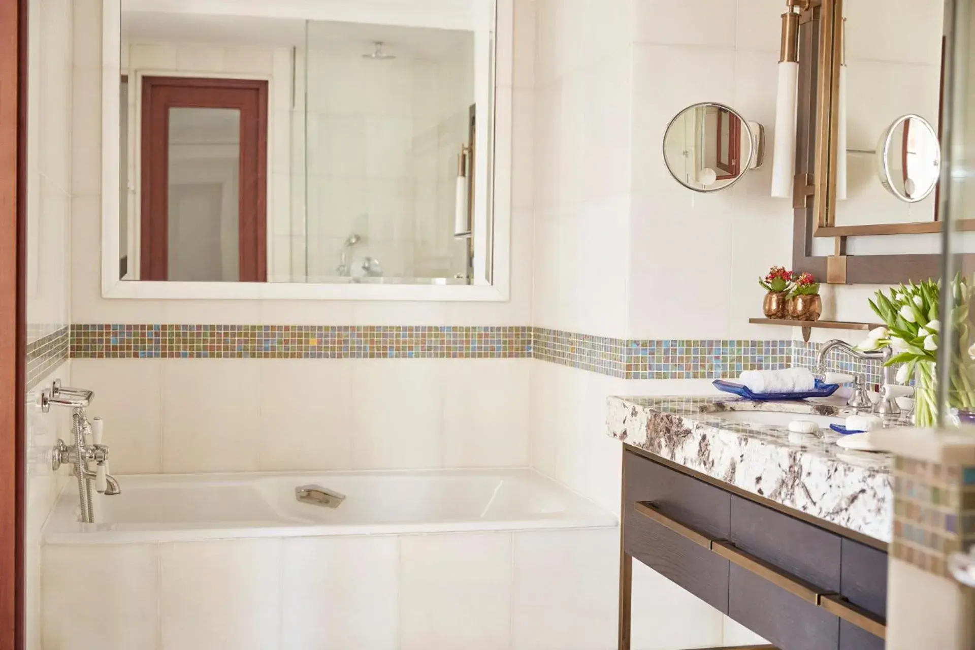 Deluxe King Room in Four Seasons Hotel Istanbul at Sultanahmet Deluxe King Room in Four Seasons Hotel Istanbul at Sultanahmet