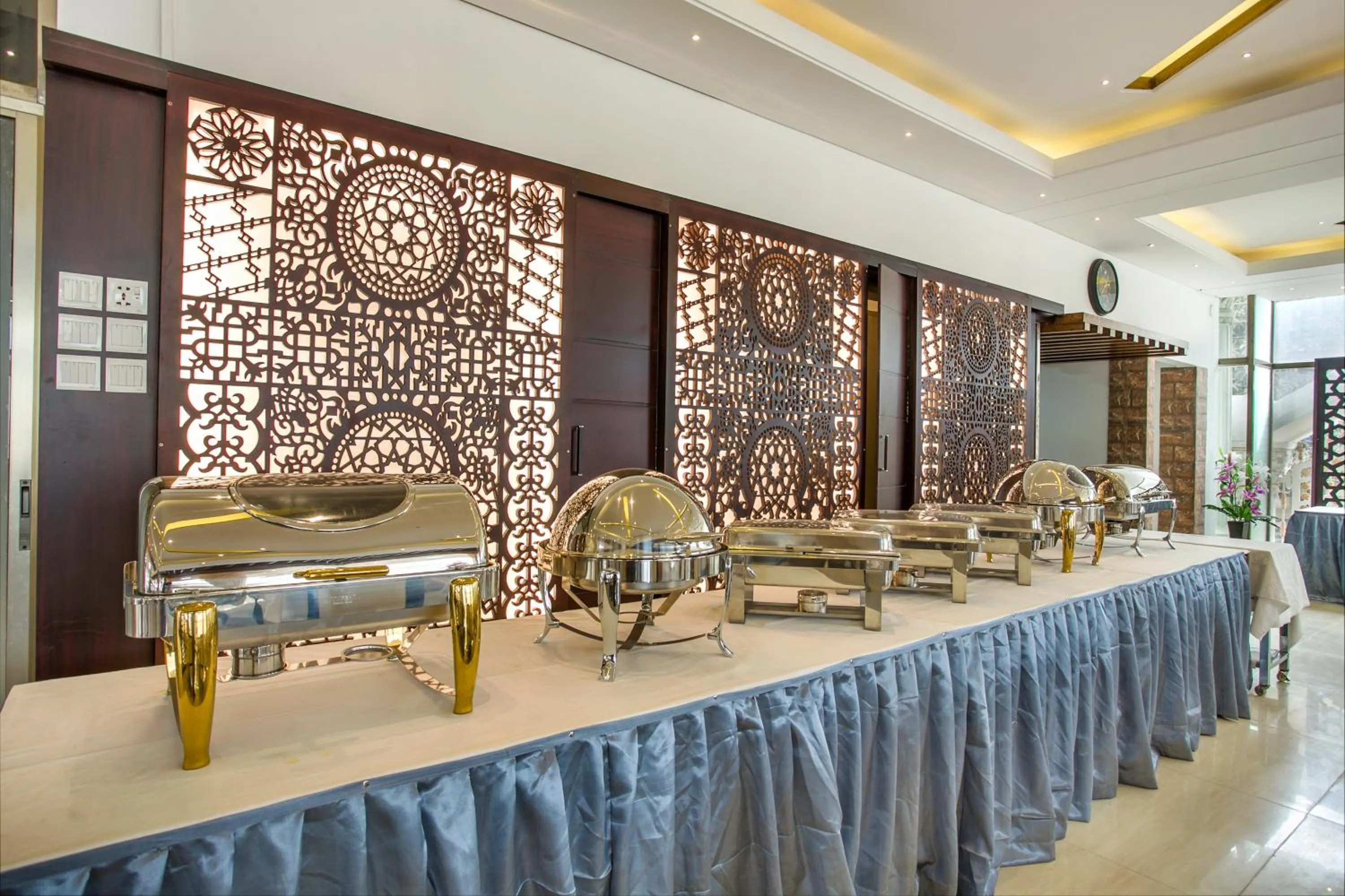 Restaurant/places to eat in White Palace Hotel