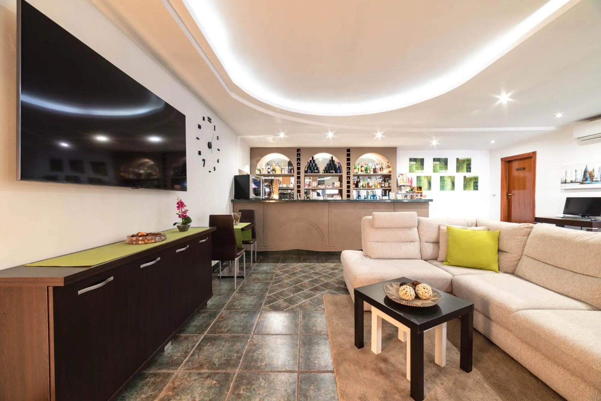 Restaurant/places to eat in Hotel Cesirja