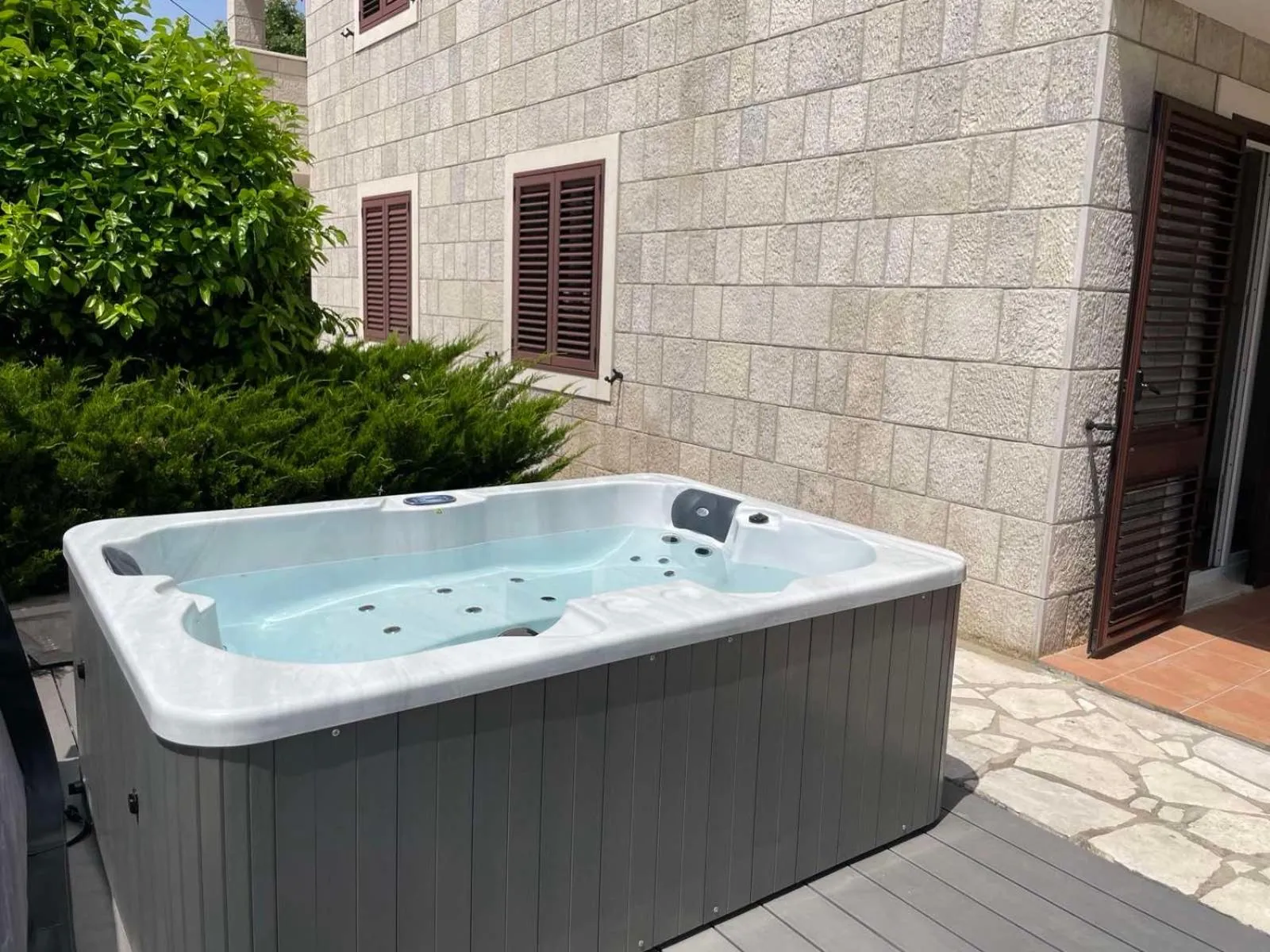 Hot Tub in Apartments Kralj Ana