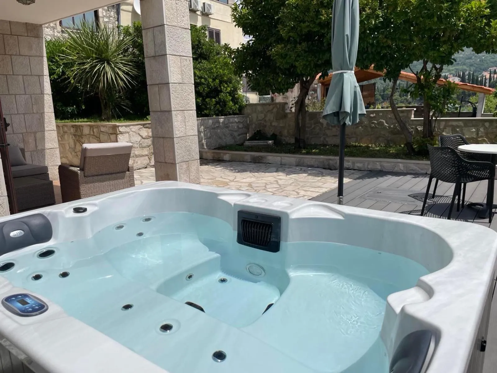 Hot Tub in Apartments Kralj Ana