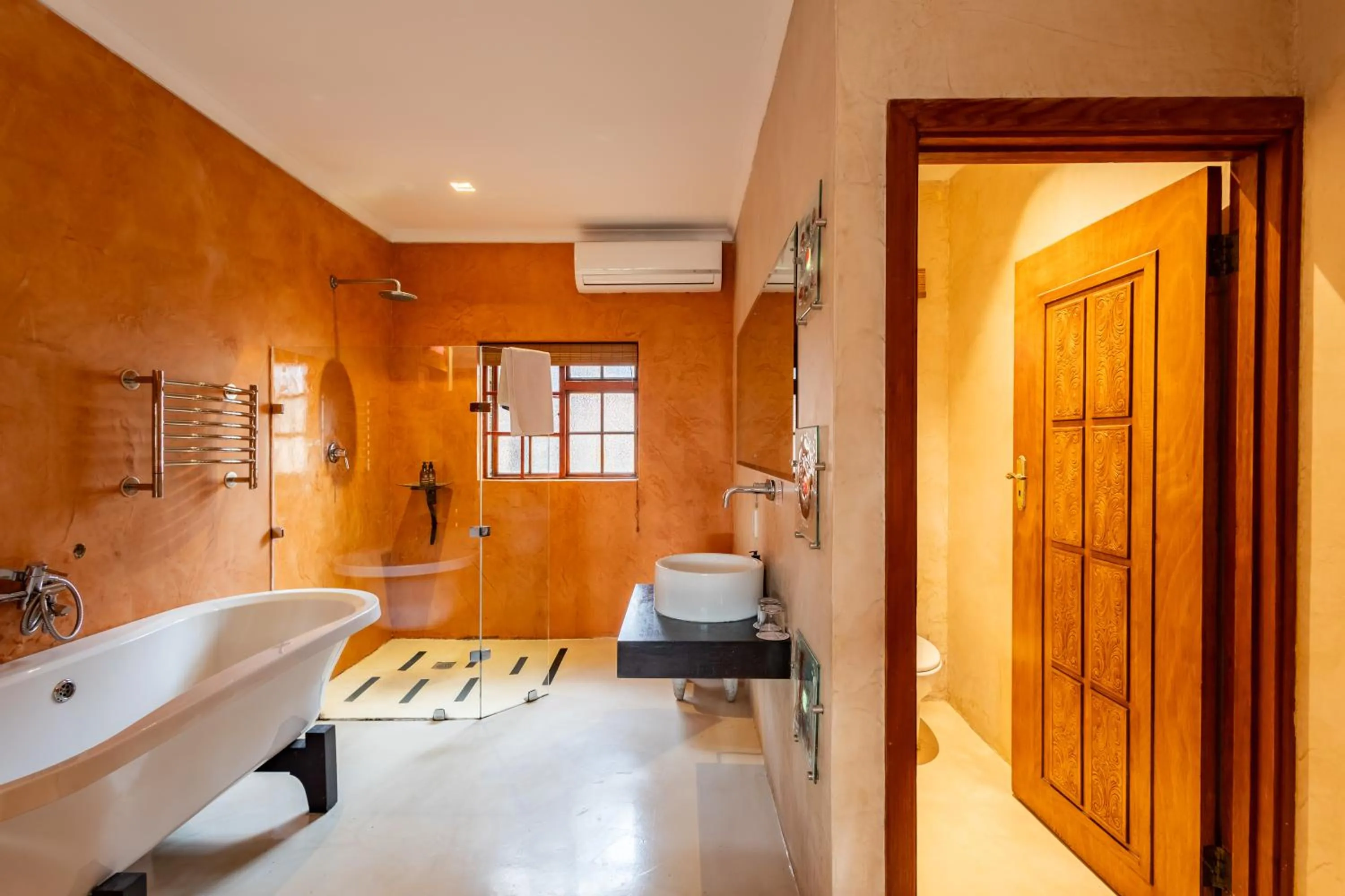 Shower in Singa Lodge - Lion Roars Hotels & Lodges