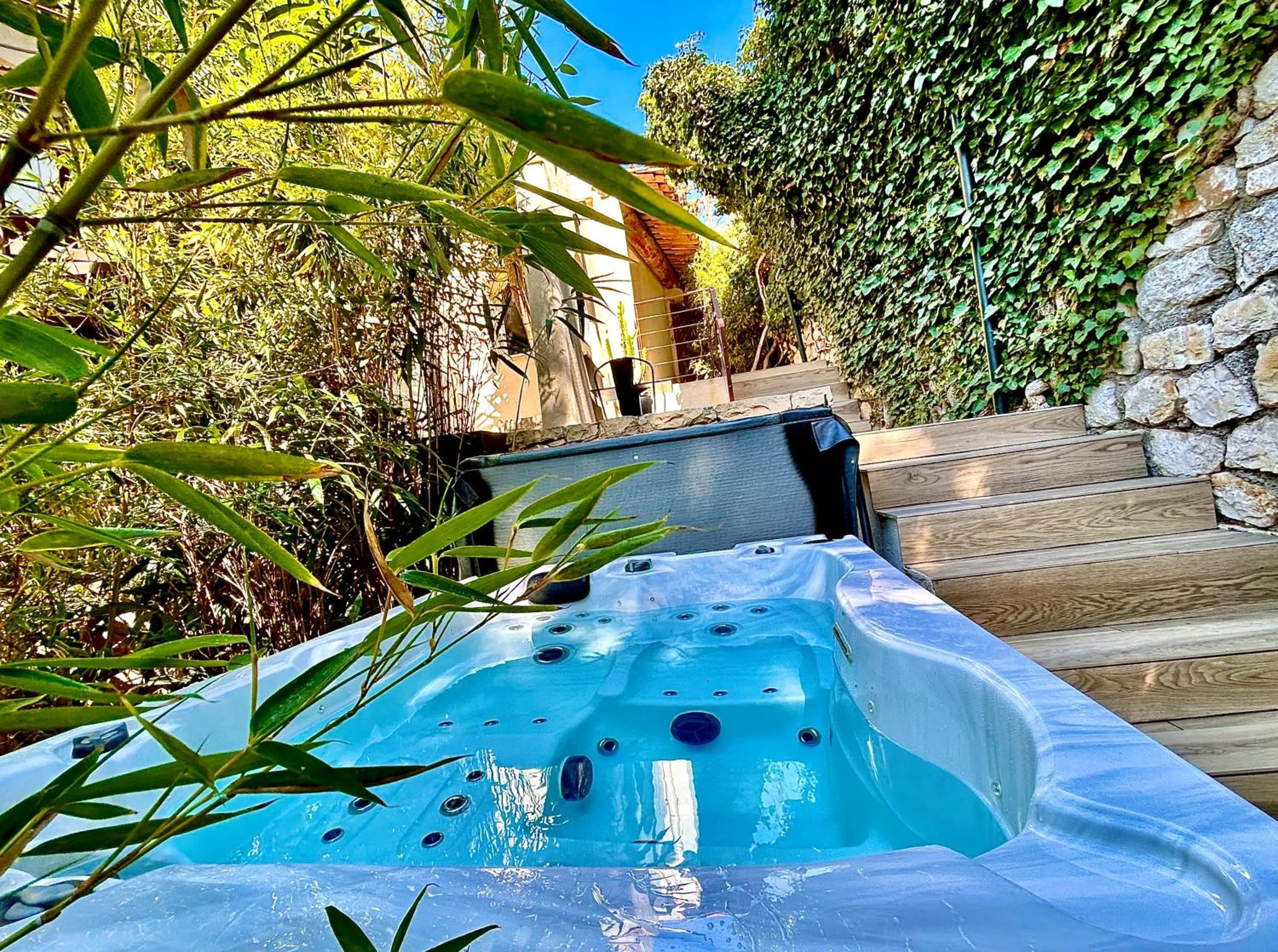 Hot Tub in THE ADDRESS CASSIS