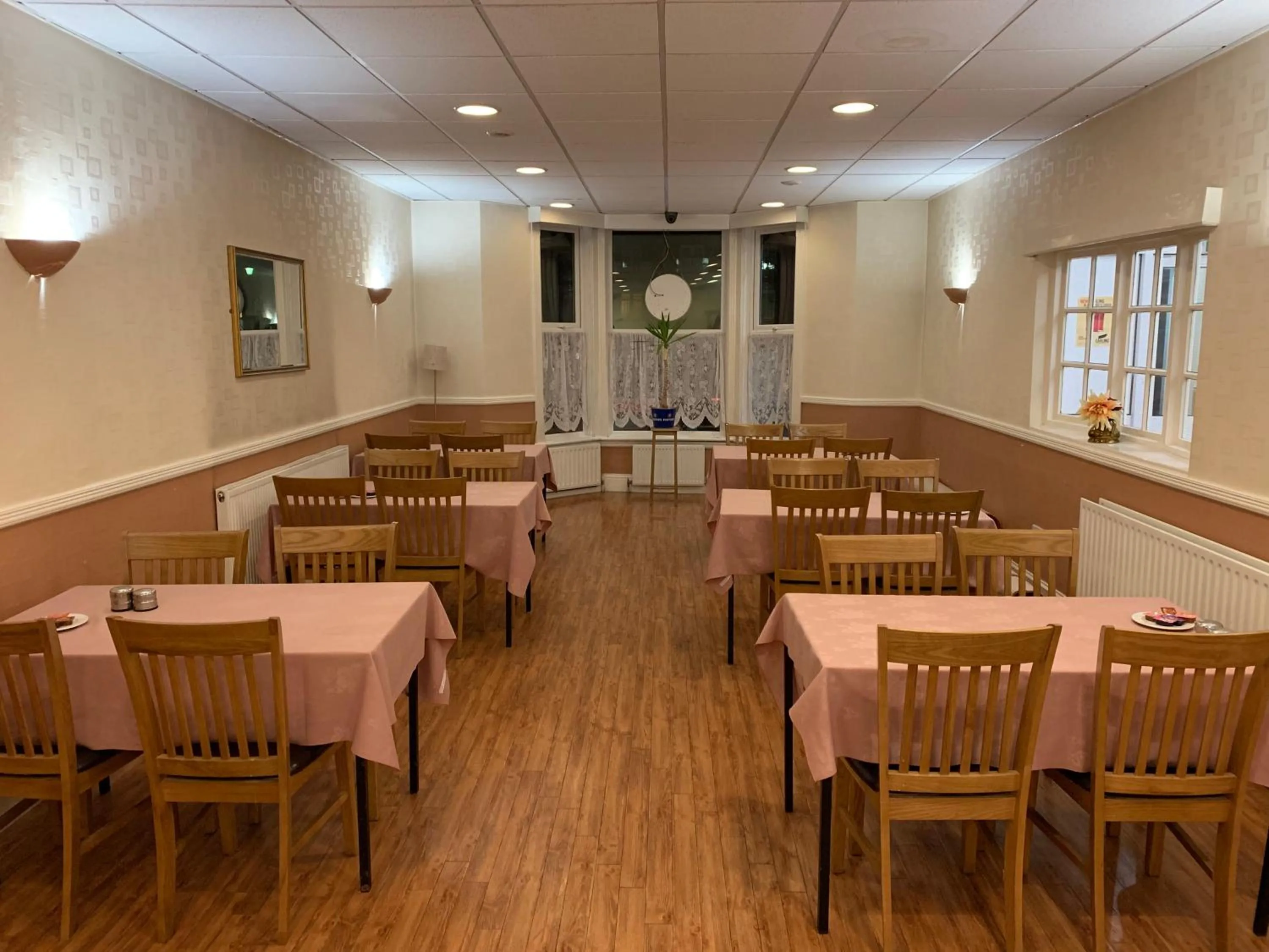 Restaurant/places to eat in Belmont Hotel