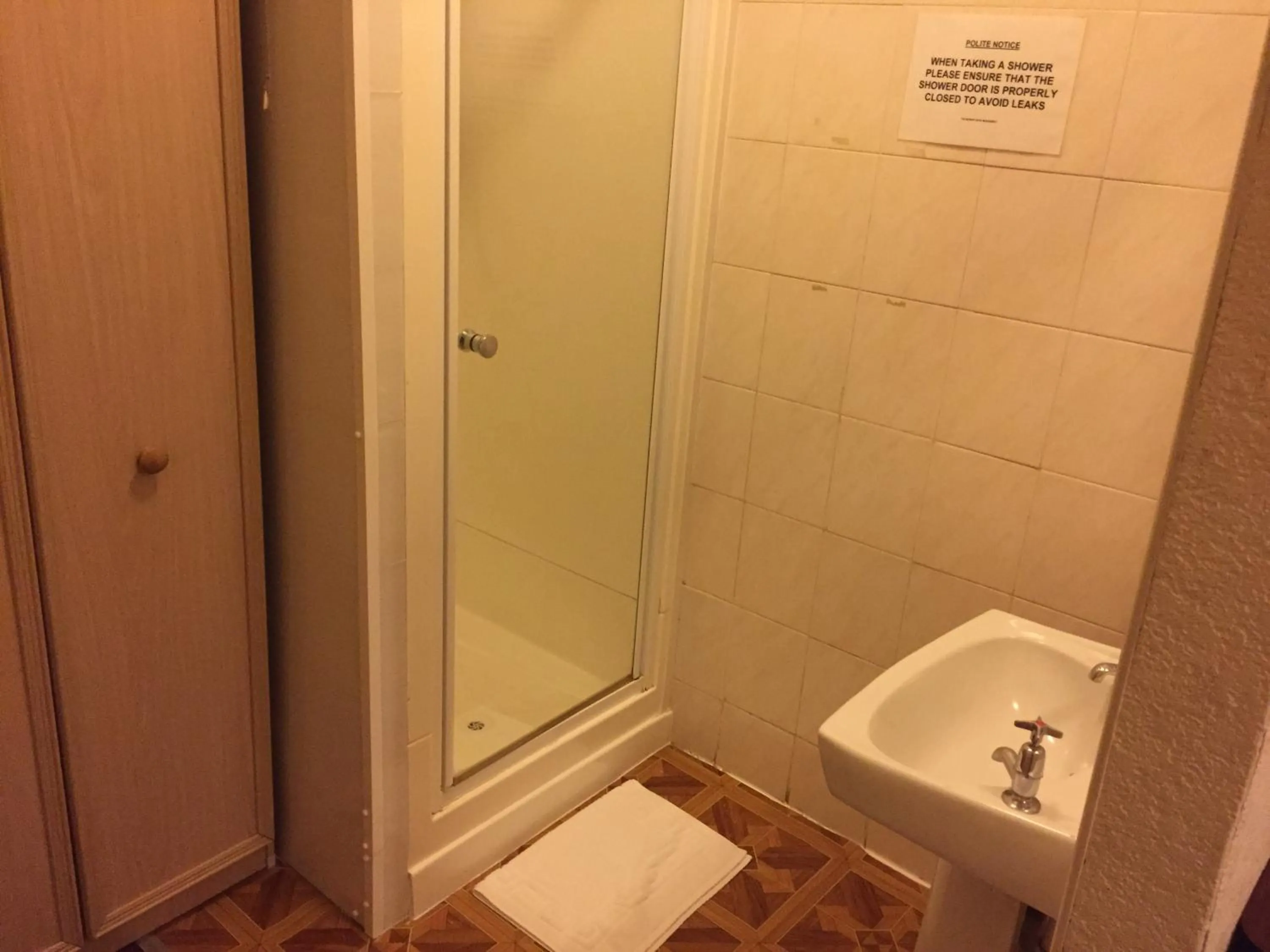 Shower in Belmont Hotel