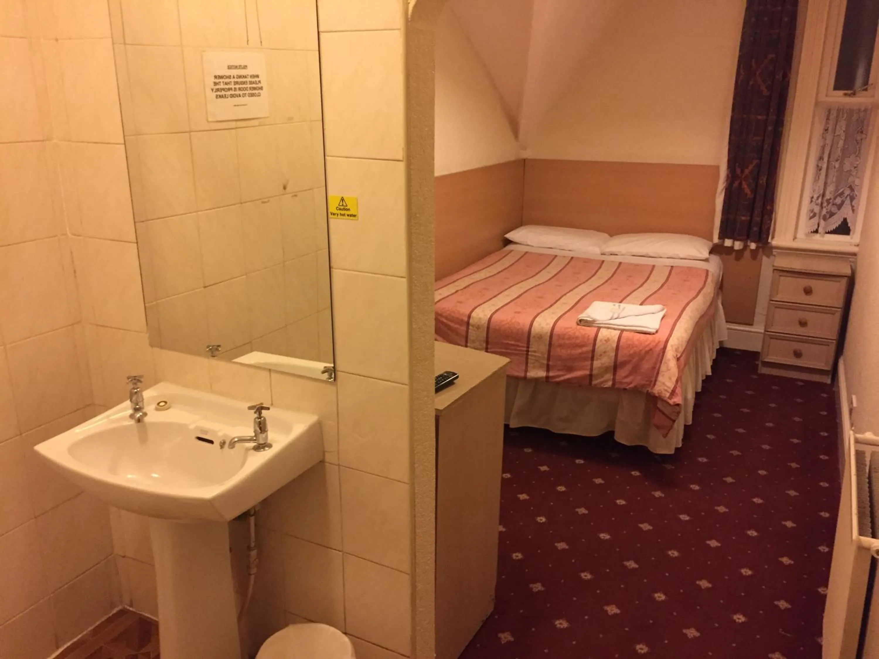 Bedroom, Bed in Belmont Hotel